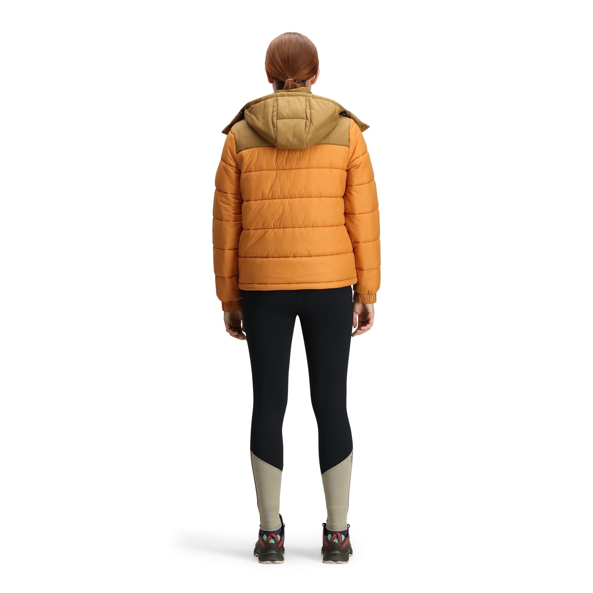 Vue générale du dos du modèle Topo Designs Retro Ridge Puffer Veste - Femmes  en "Dark Khaki / Spice"