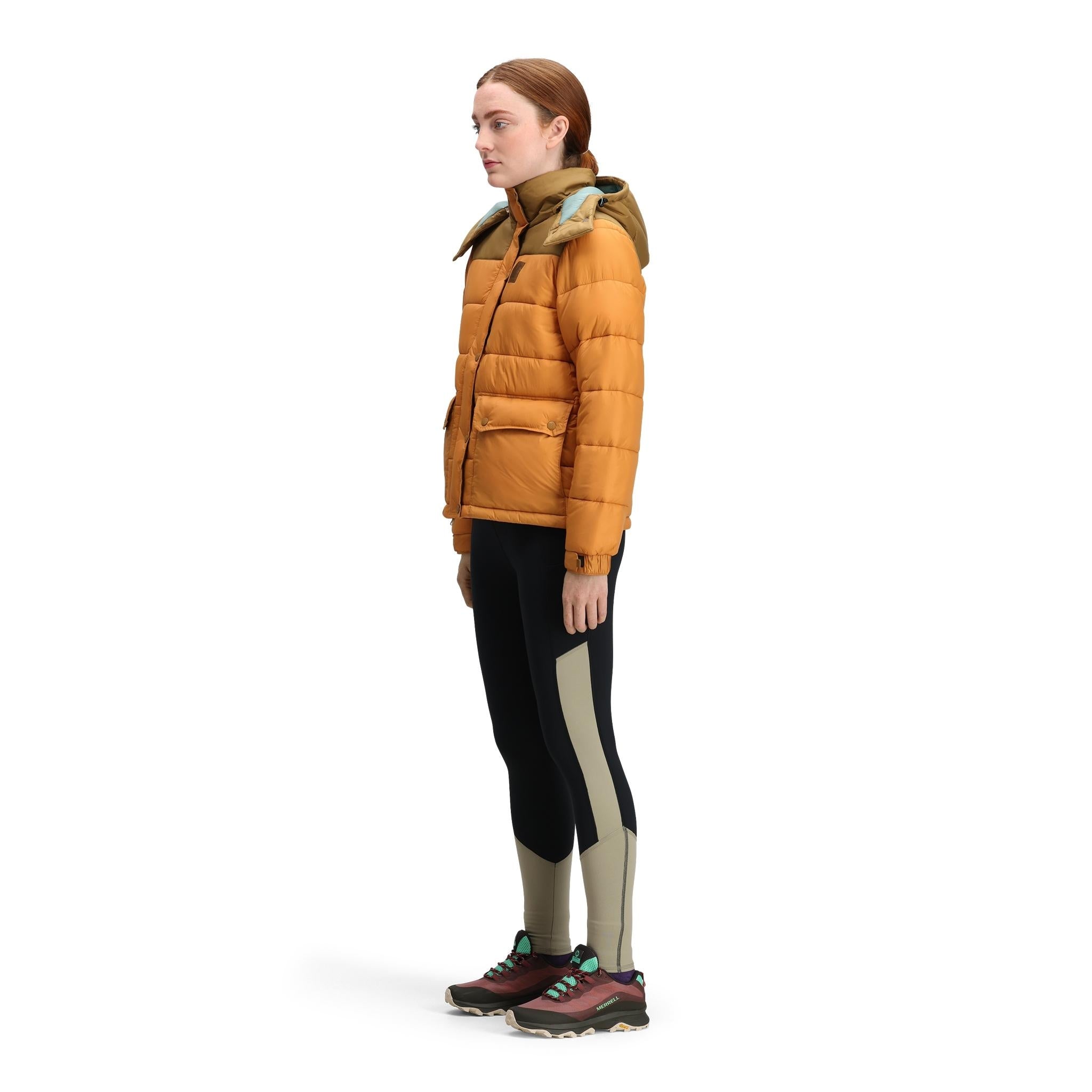 Vue latérale générale du modèle Topo Designs Retro Ridge Puffer Veste - Femmes  en "Dark Khaki / Spice"