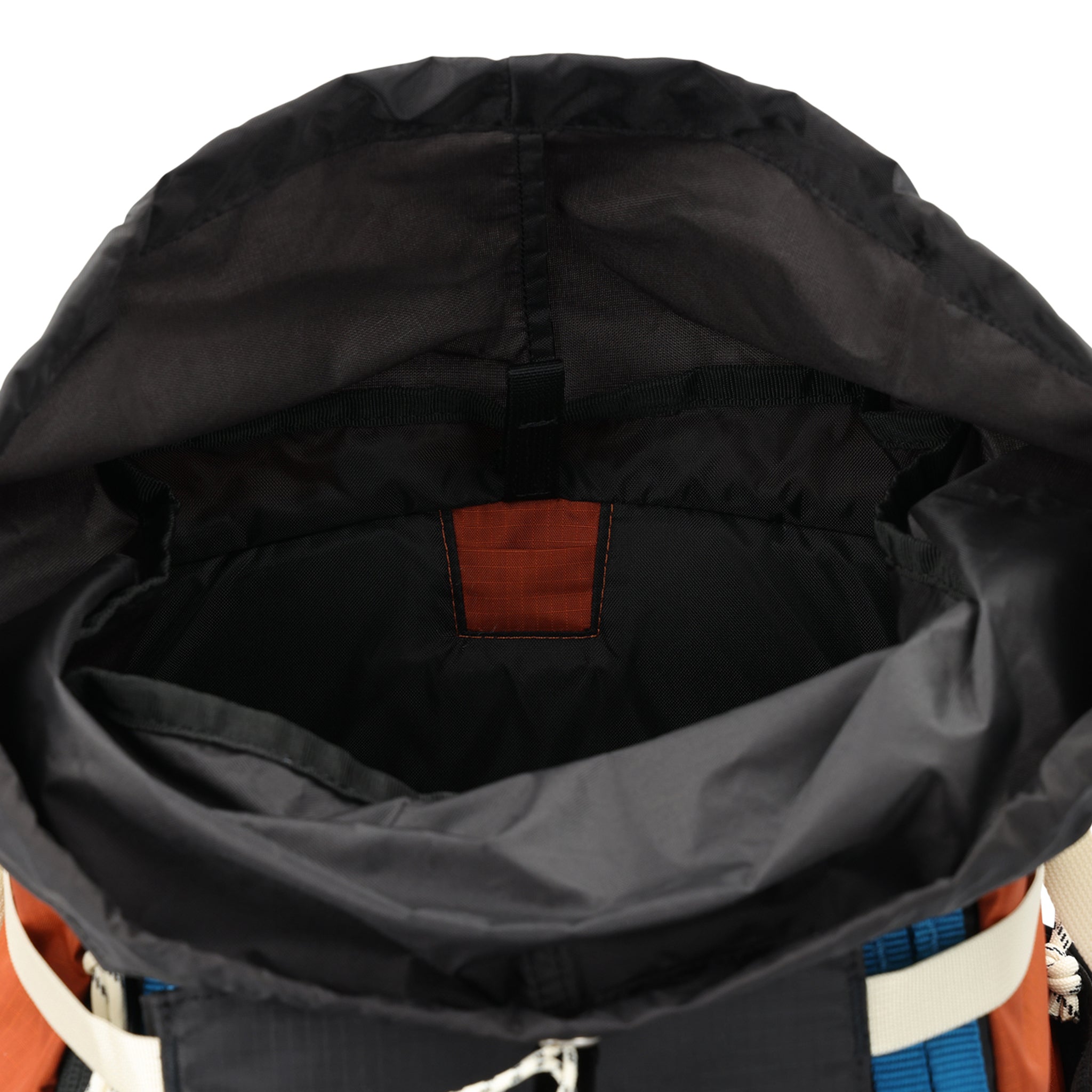 Vue générale de l'intérieur du sac à dos de randonnée Topo Designs Mountain Pack 28L avec accès à la pochette externe pour ordinateur portable en nylon léger recyclé orange noir.