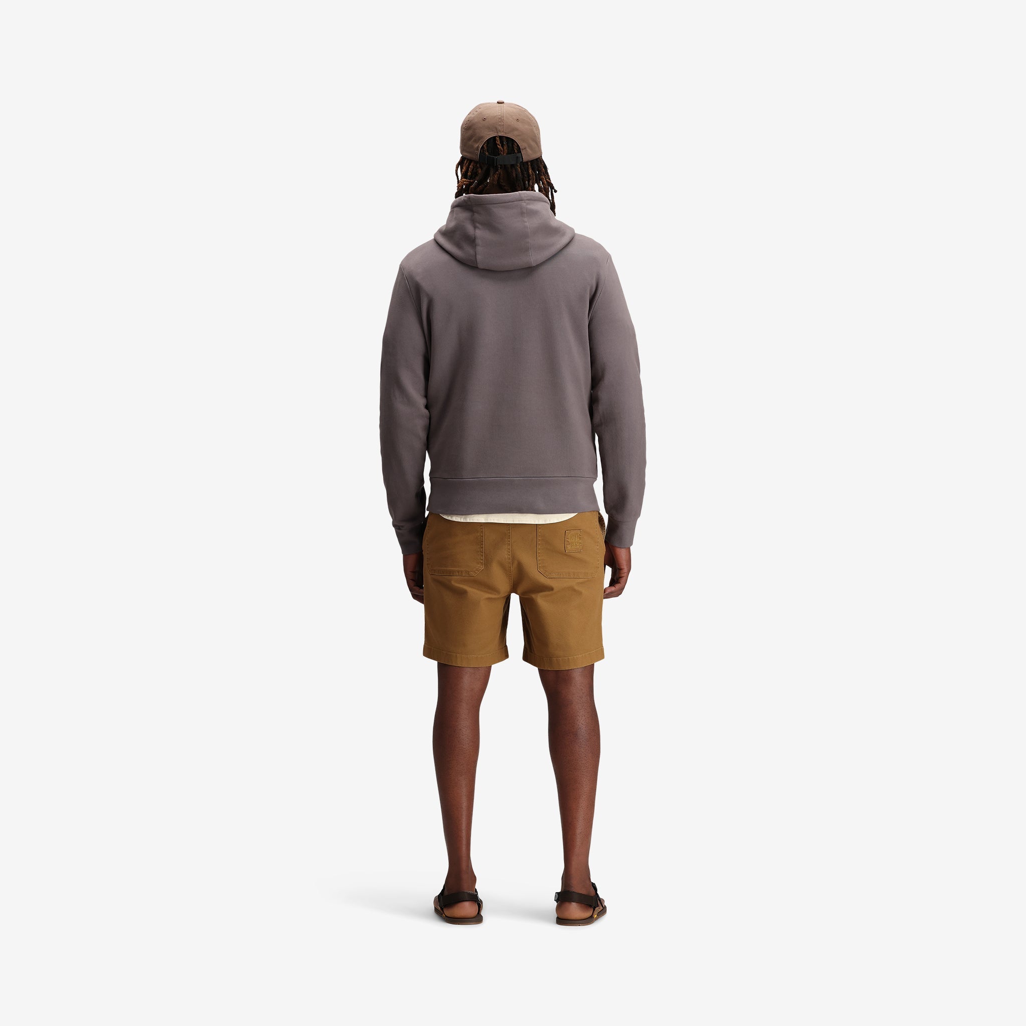 Vue générale sur le modèle de Topo Designs Hommes Dirt Hoodie, sweat-shirt en coton éponge français 100% biologique, gris "charcoal".