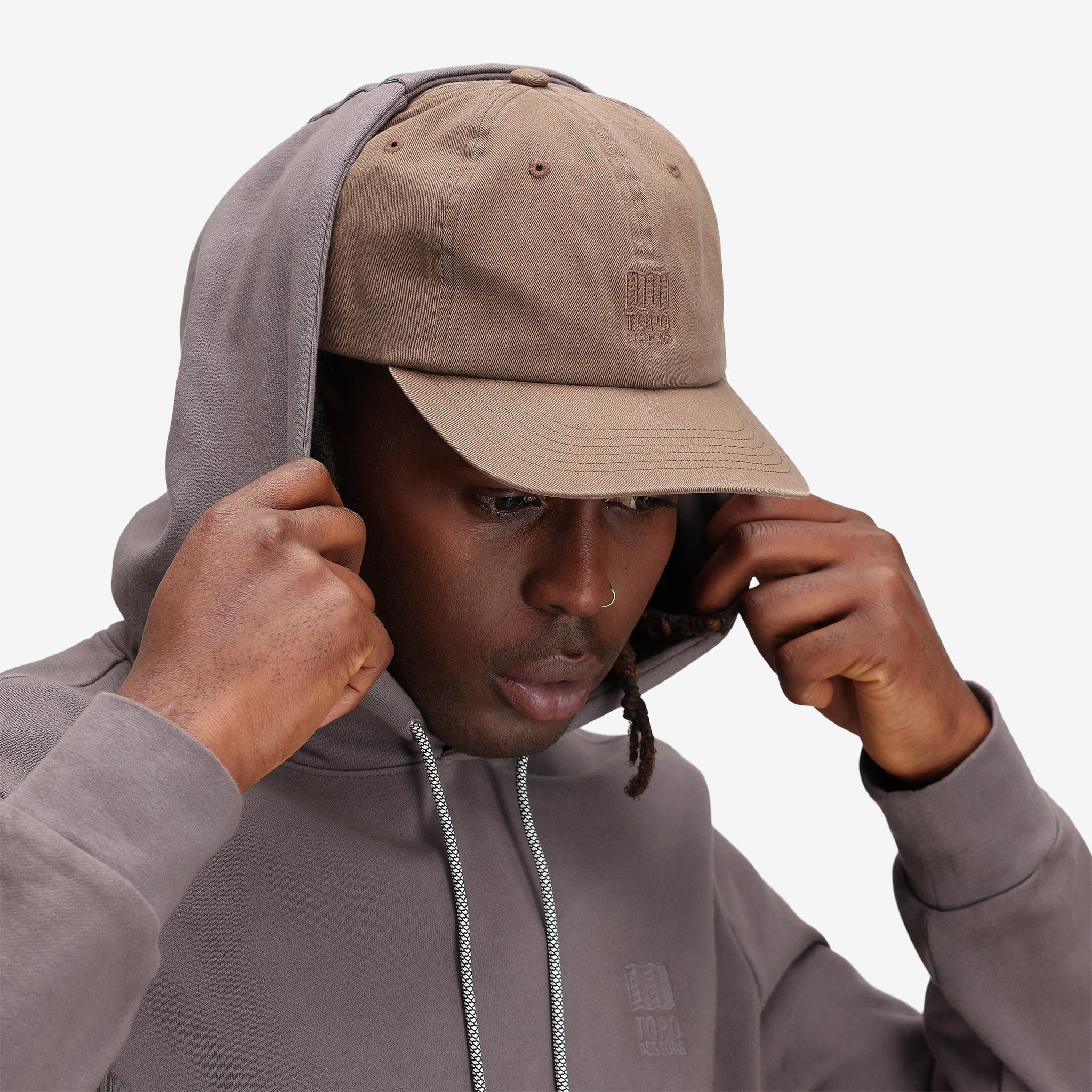 Détail général du sweat à capuche Topo Designs Hommes Dirt Hoodie 100% coton biologique en tissu éponge français en gris "charcoal".