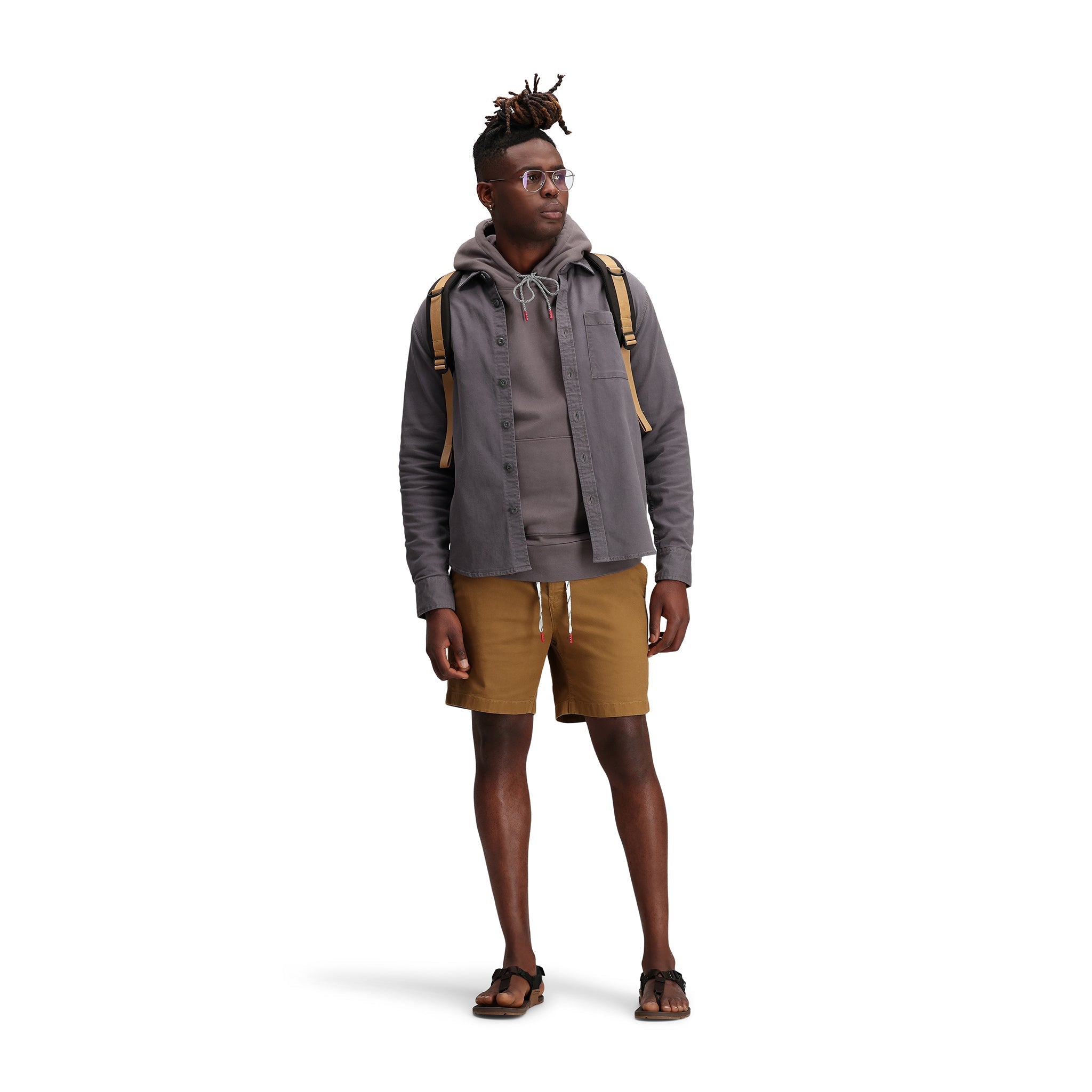 Vue de face du modèle de Topo Designs Hommes Dirt Chemise Manches Longues en coton biologique dans le coloris "charcoal".