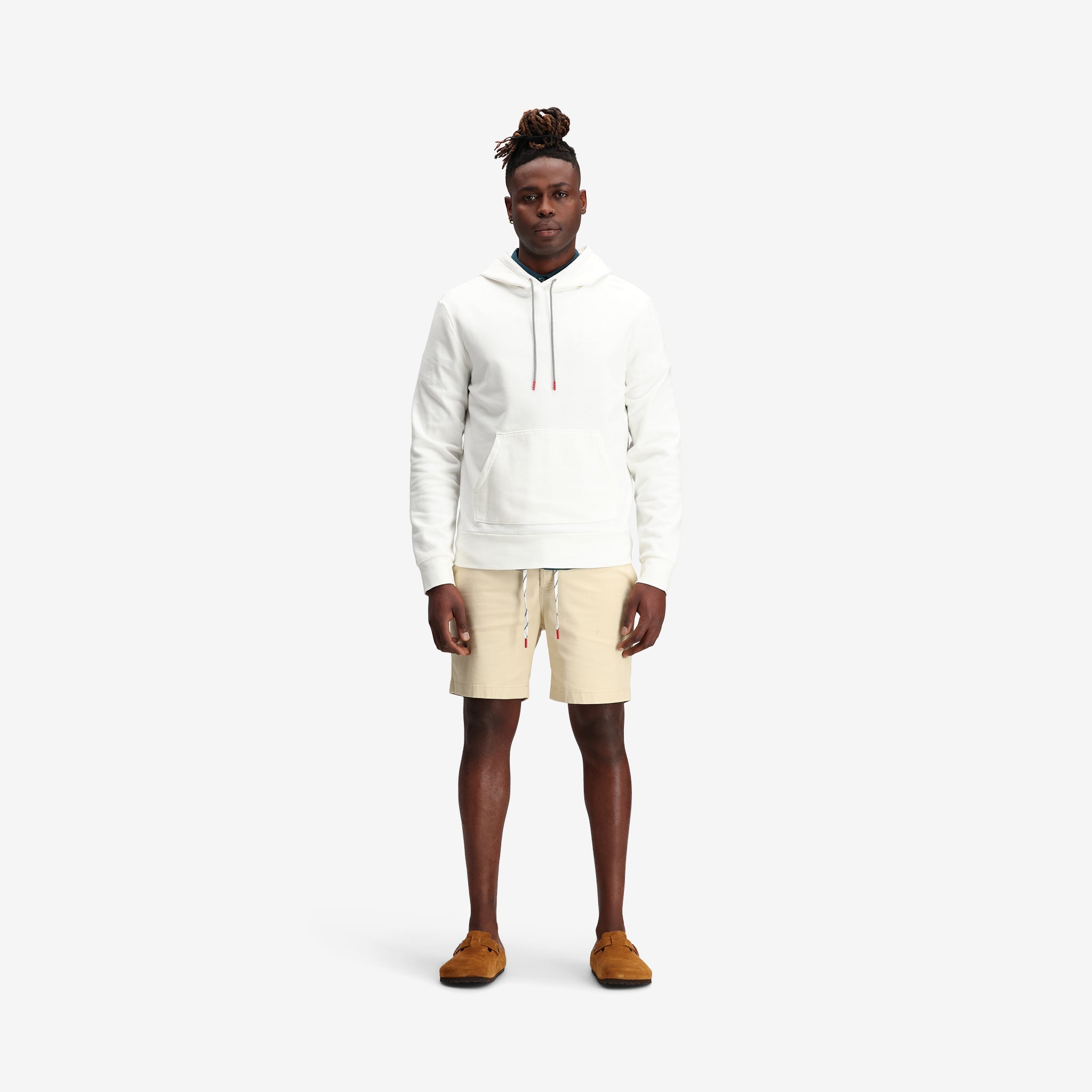 Modèle de Topo Designs Hommes Dirt Hoodie sweat-shirt en coton français 100% biologique en blanc "naturel".