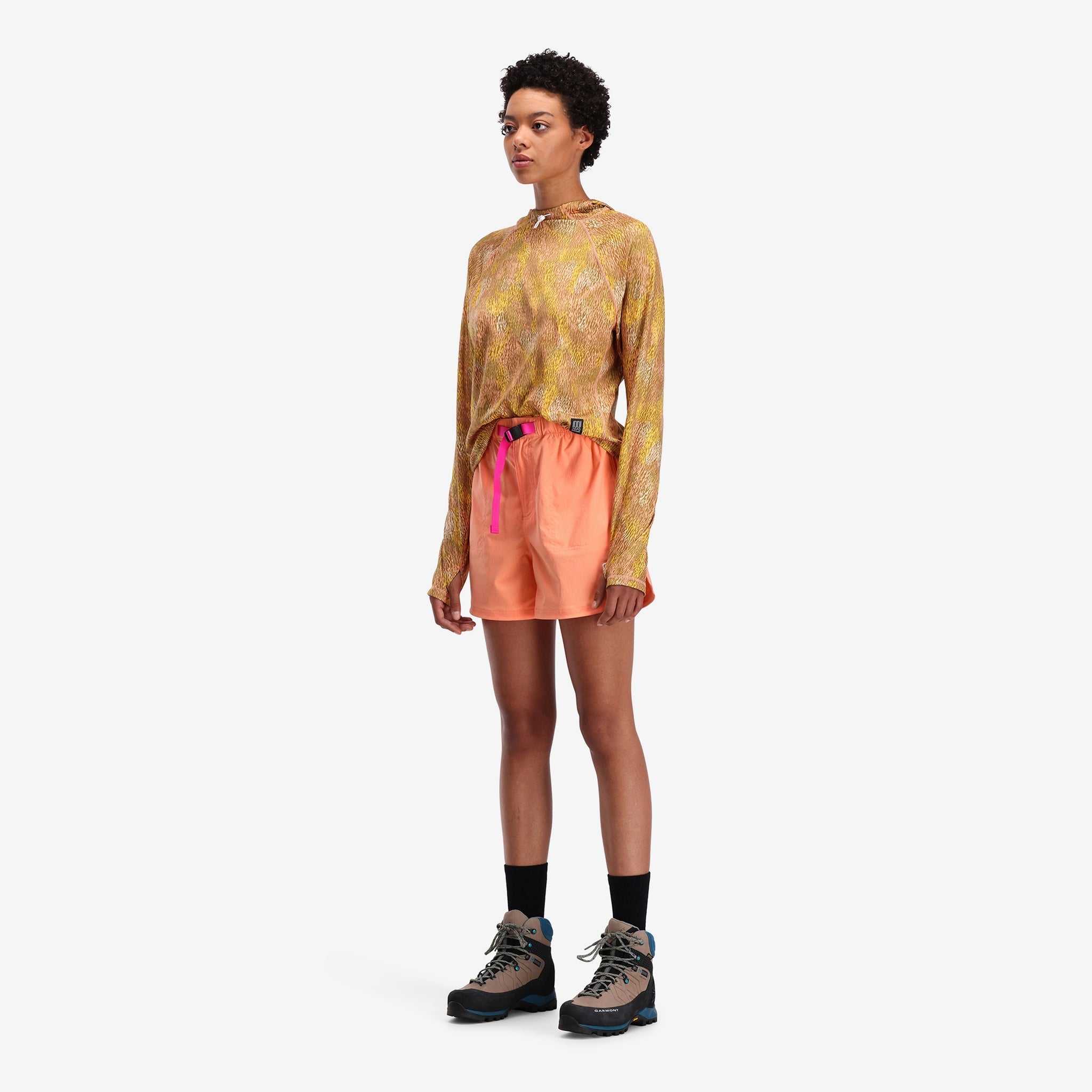 Vue générale sur le côté gauche du short de bain à séchage rapide Topo Designs Femmes River en "Peach" sur le mannequin.