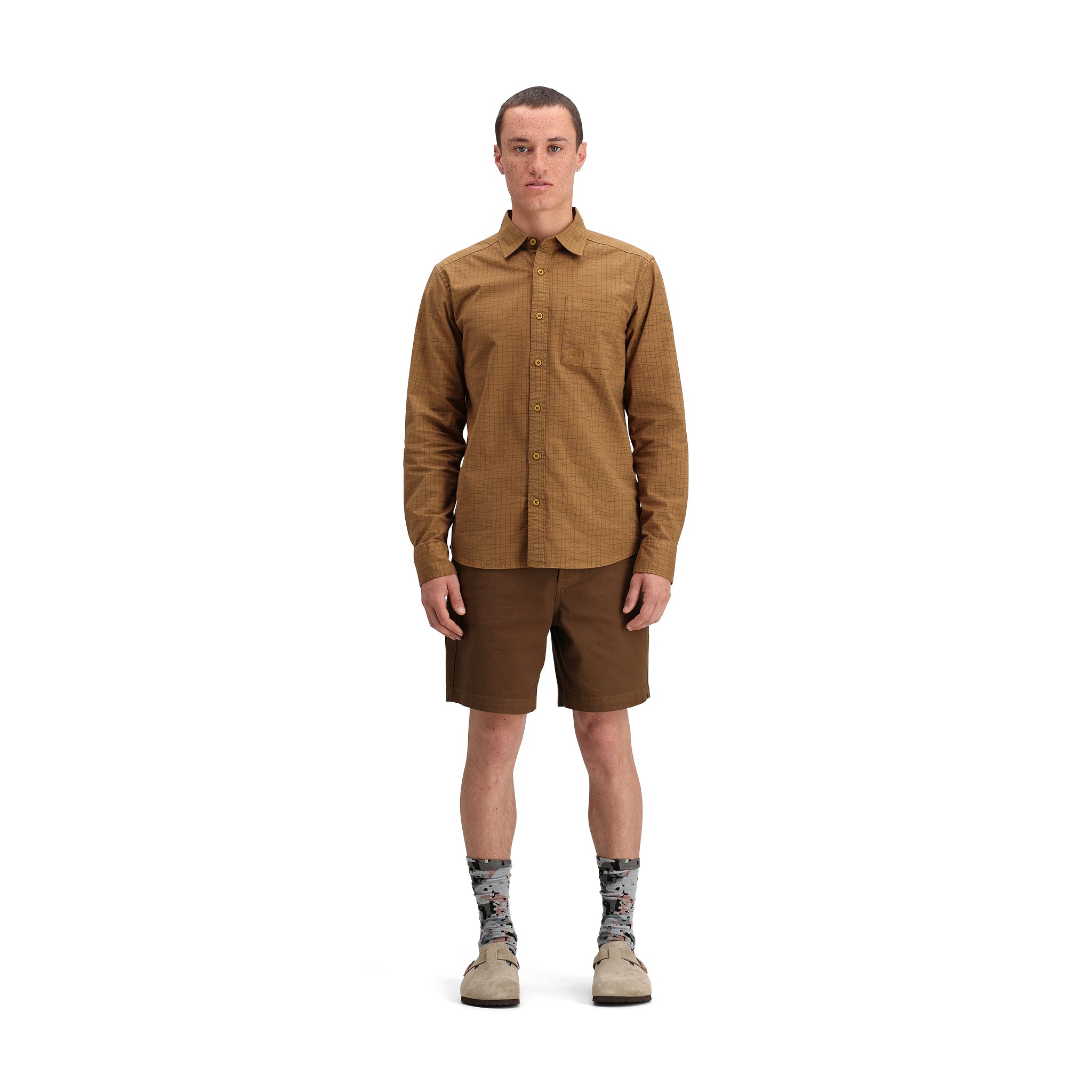 Vue générale de l'avant du modèle Topo Designs Dirt Desert Chemise - Hommes  en "Dark Khaki Terrain"