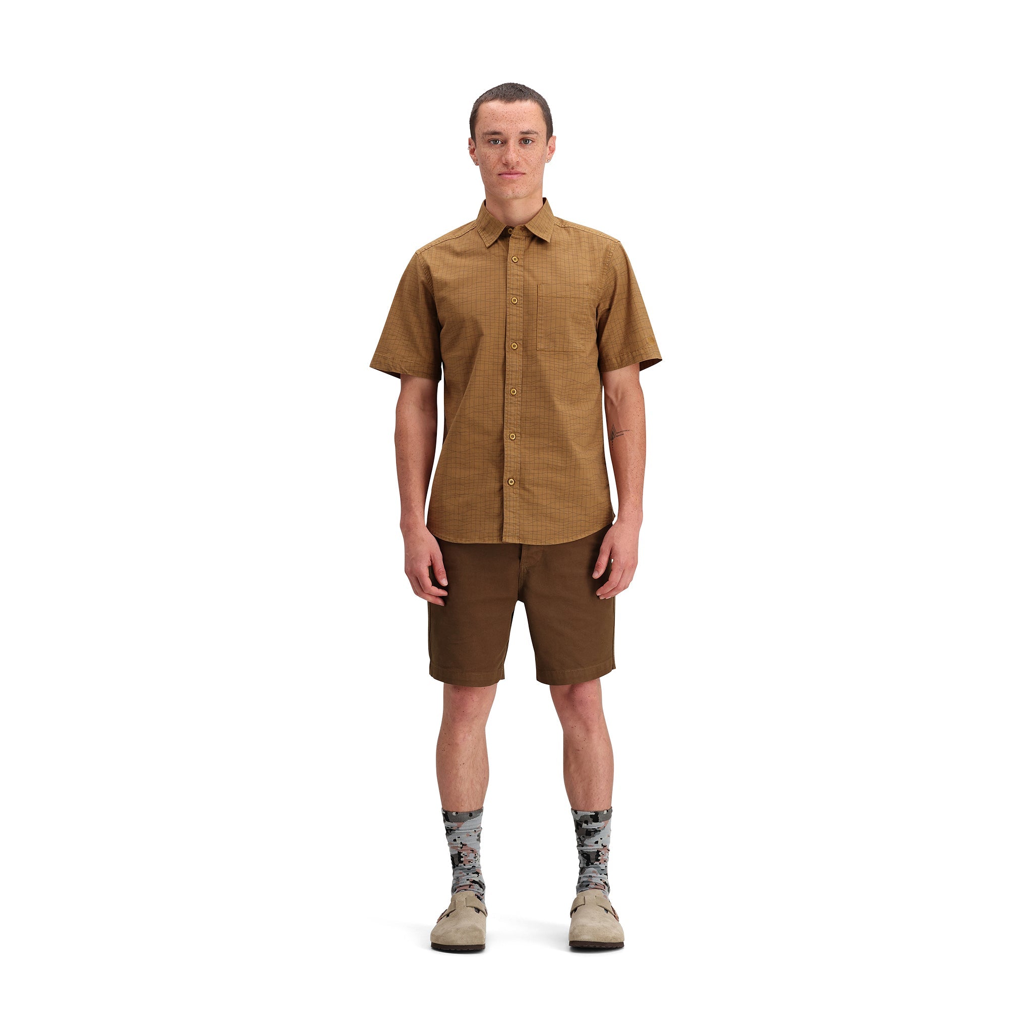 Vue générale de l'avant du modèle Topo Designs Dirt Desert Chemise Ss - Hommes  en "Dark Khaki Terrain"