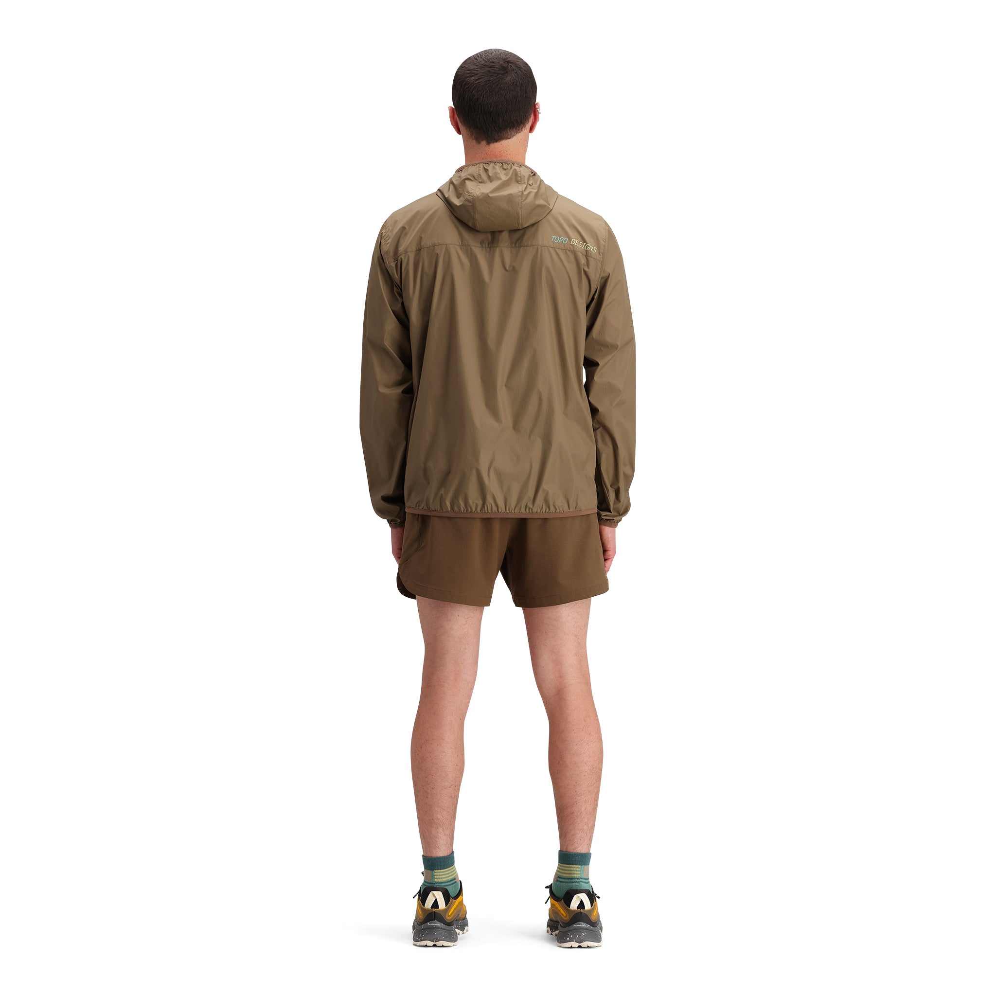 Vue générale du dos du modèle Topo Designs Global Ultralight Packable Veste - Hommes en "Desert Palm".