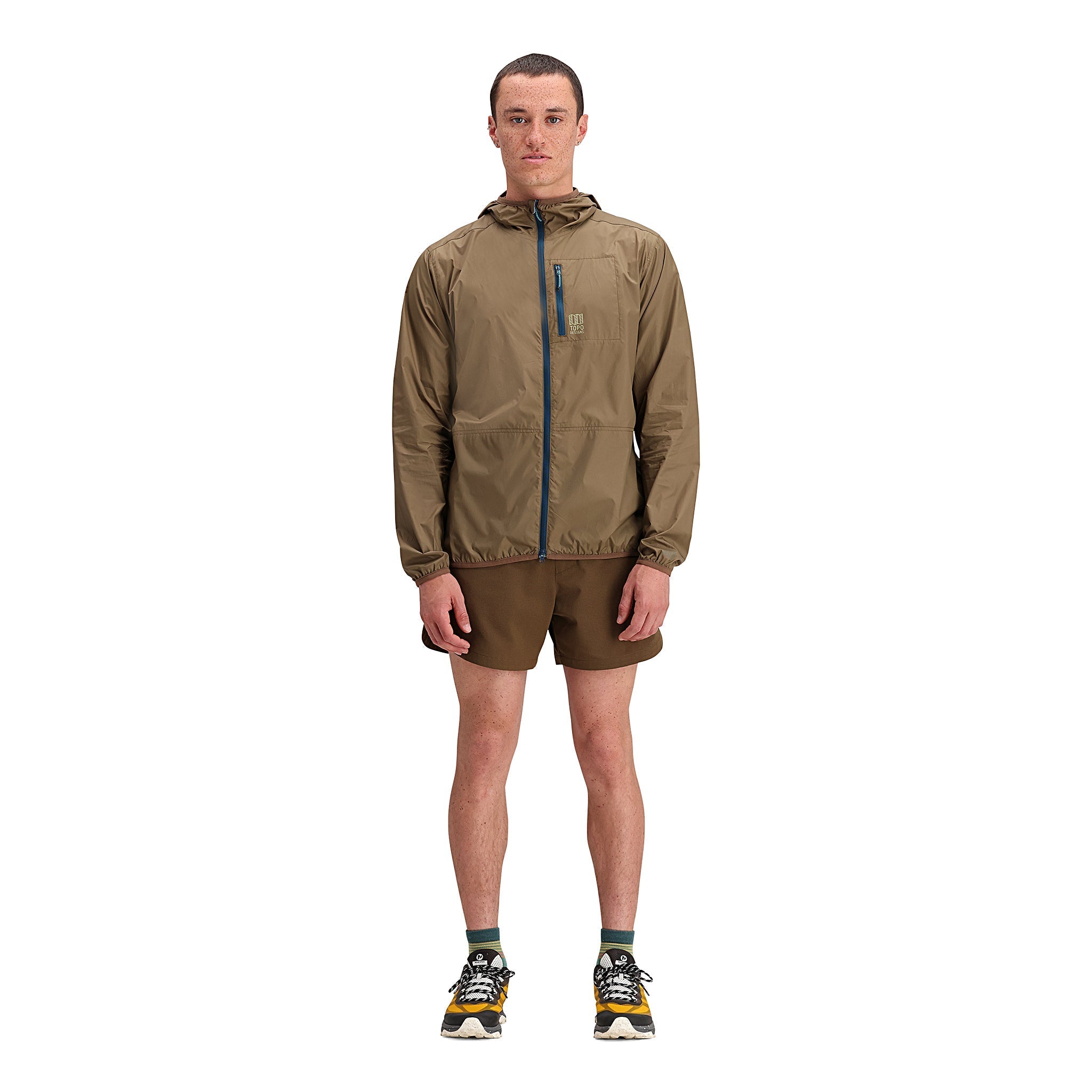 Vue générale de l'avant du modèle Topo Designs Global Ultralight Packable Veste - Hommes en "Desert Palm".