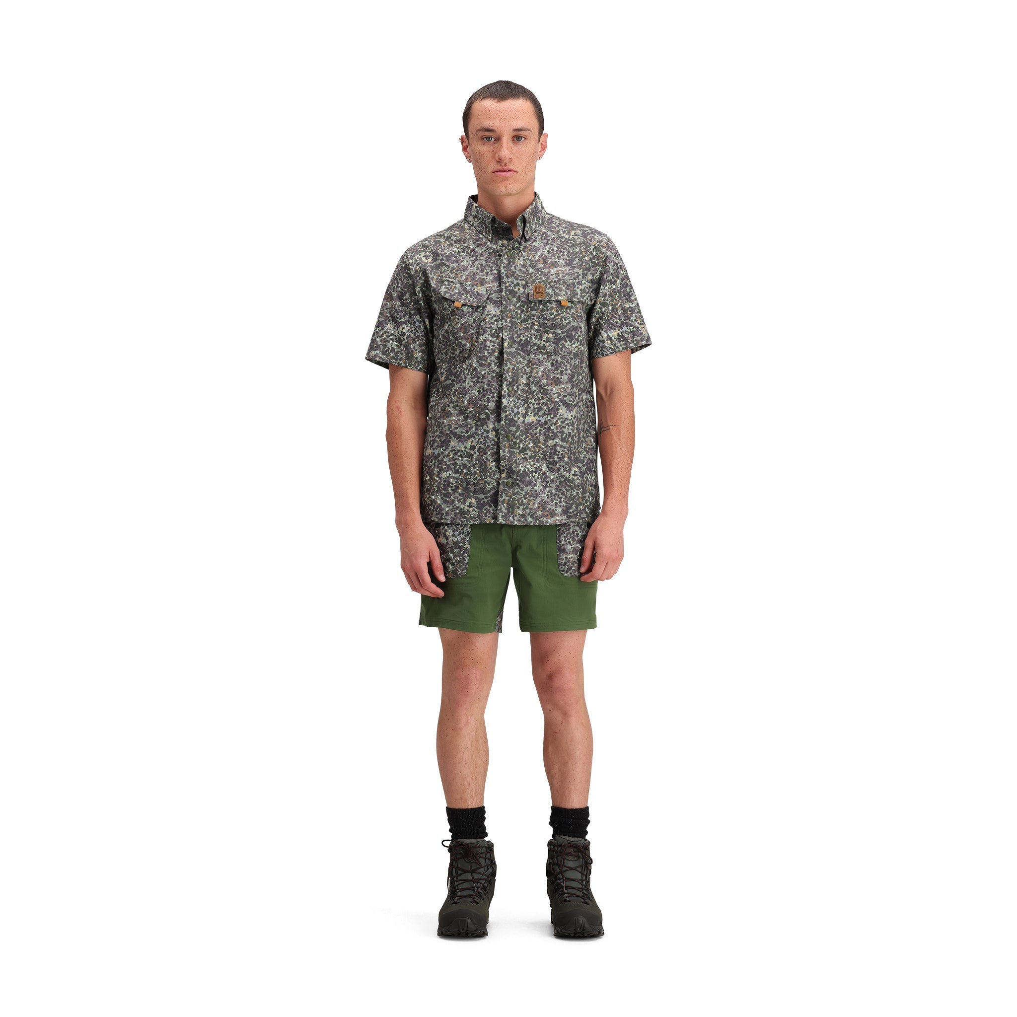 Vue générale de face du modèle Topo Designs Retro River Chemise Ss - Hommes en "Olive Meteor"