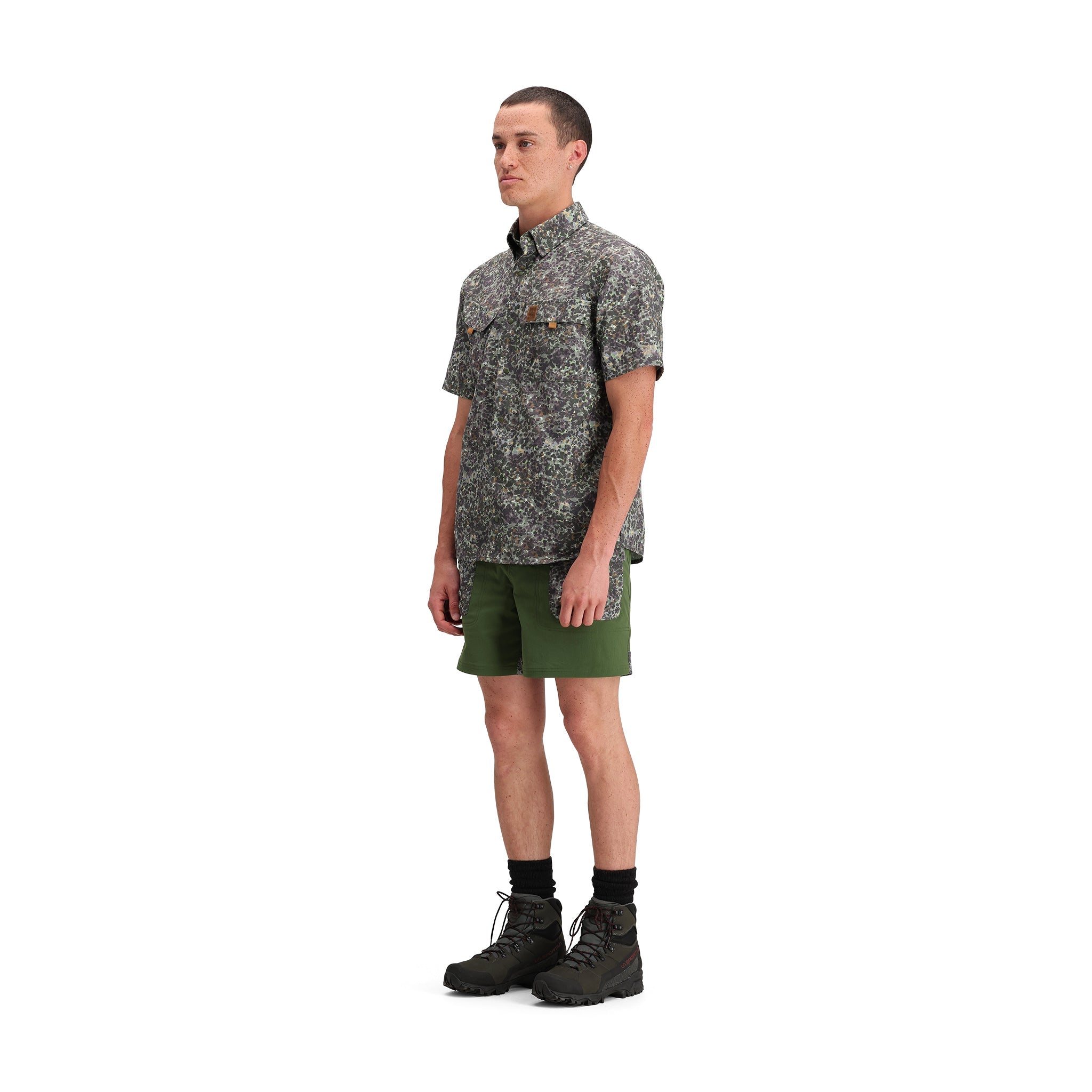 Vue latérale générale du modèle Topo Designs Retro River Chemise Ss - Hommes en "Olive Meteor"