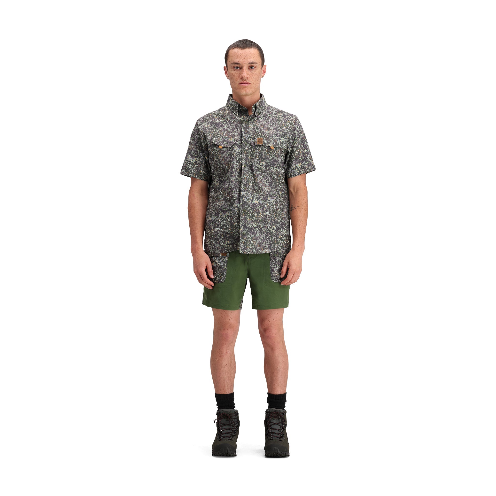 Vue générale du modèle de Topo Designs Retro River Shorts - Hommes en "Olive / Meteor"