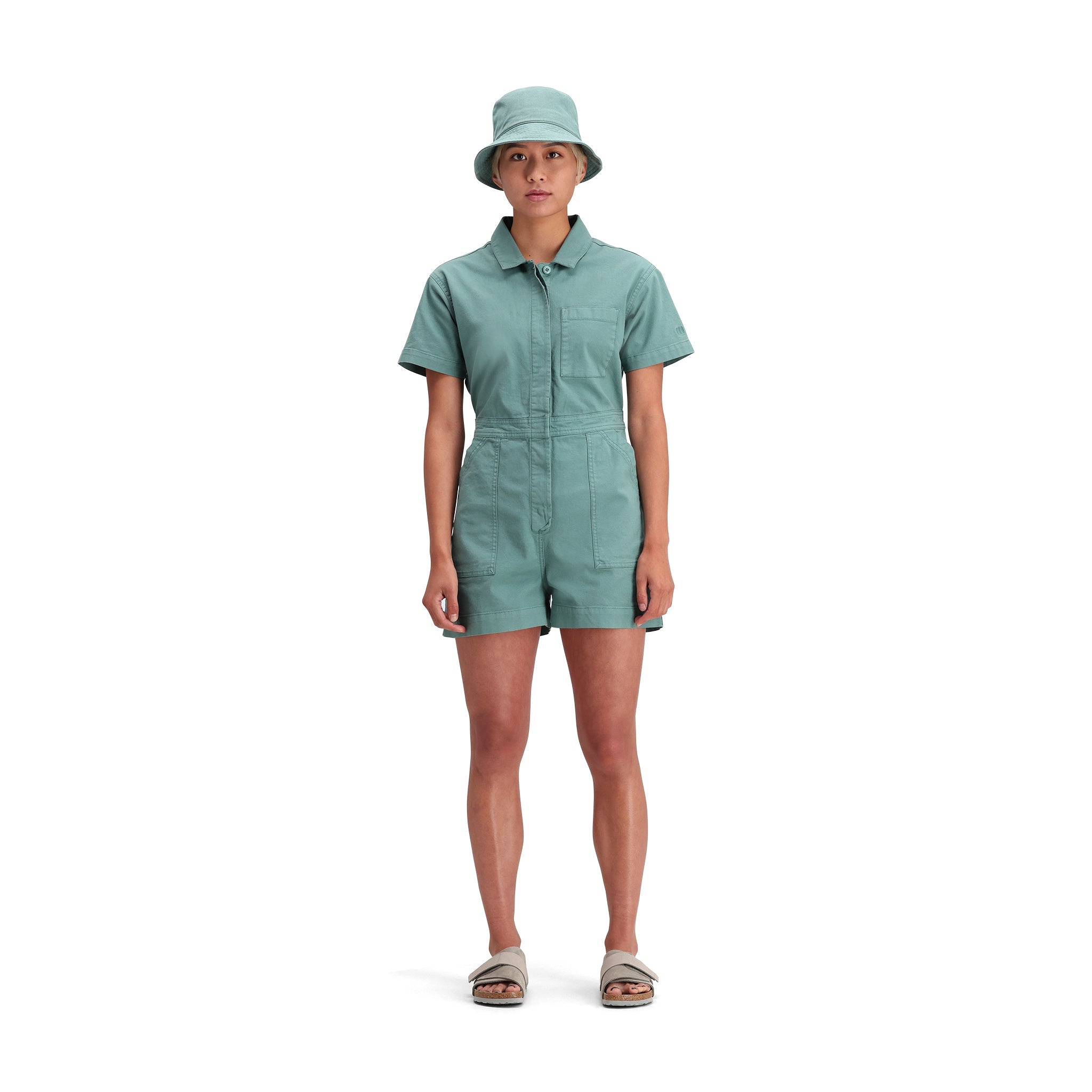 Vue générale de face du modèle Topo Designs Dirt Romper - Femmes en "Sea Pine"