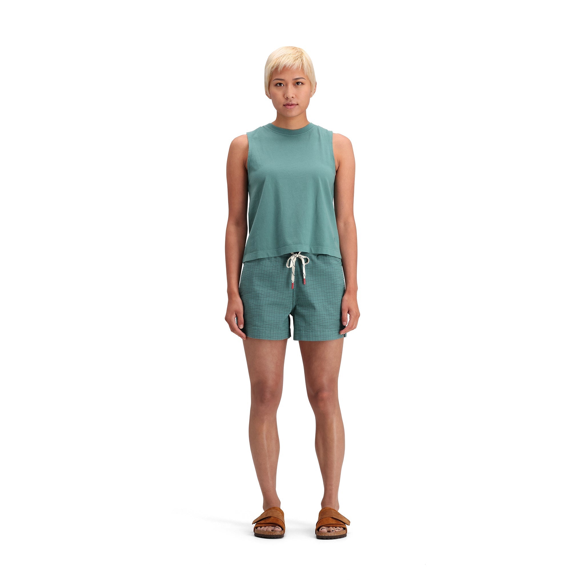 Vue générale de l'avant du modèle Topo Designs Dirt Shorts - Femmes en "Sea Pine Terrain".