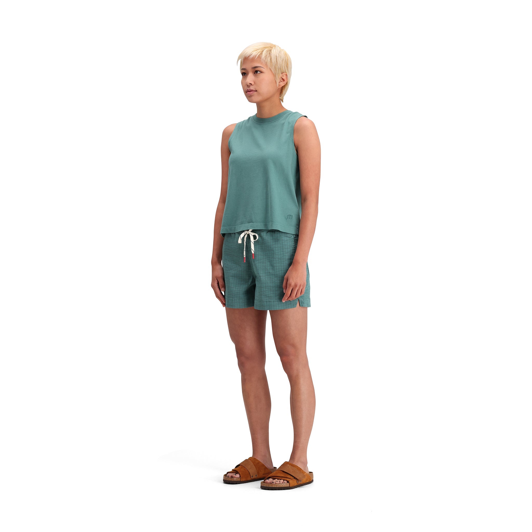 Vue latérale générale du modèle Topo Designs Dirt Shorts - Femmes en "Sea Pine Terrain".