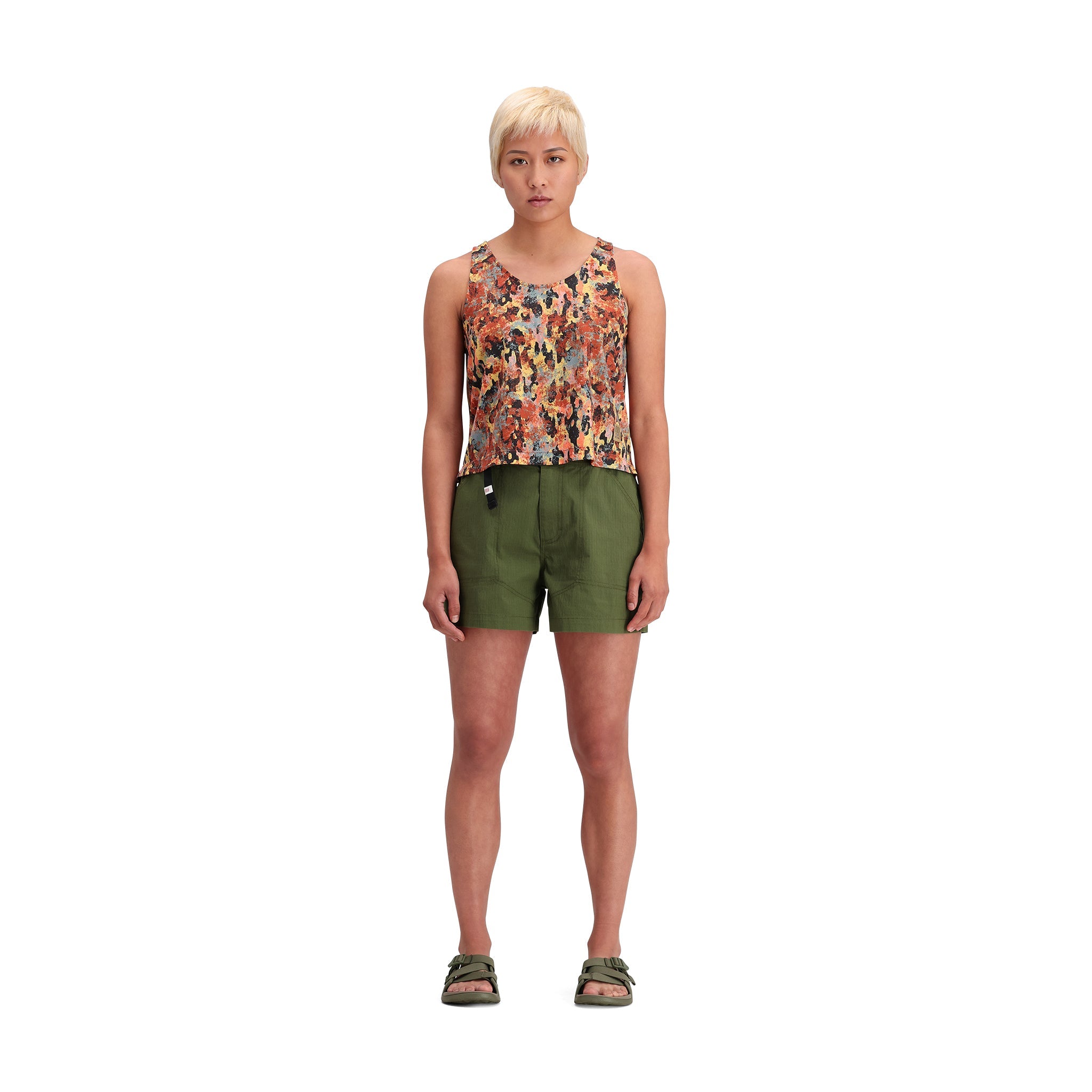 Vue générale de l'avant du modèle Topo Designs Mountain Short Ripstop - Femmes en "Olive"