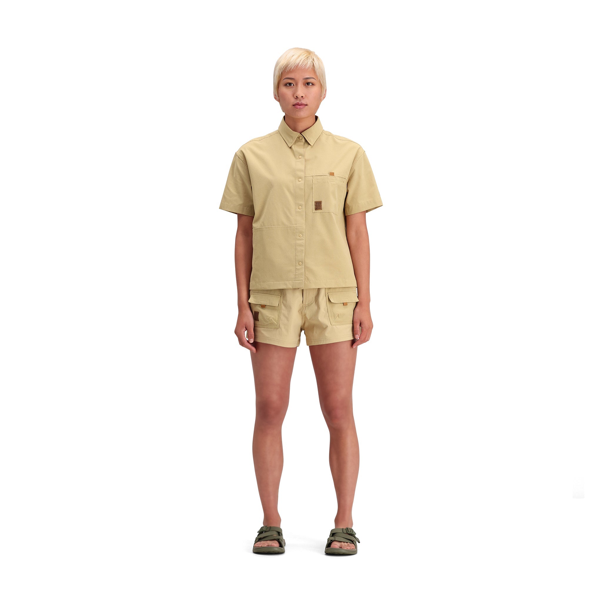 Vue générale de face du modèle Topo Designs Retro River Chemise SS - Femmes en "Sahara"