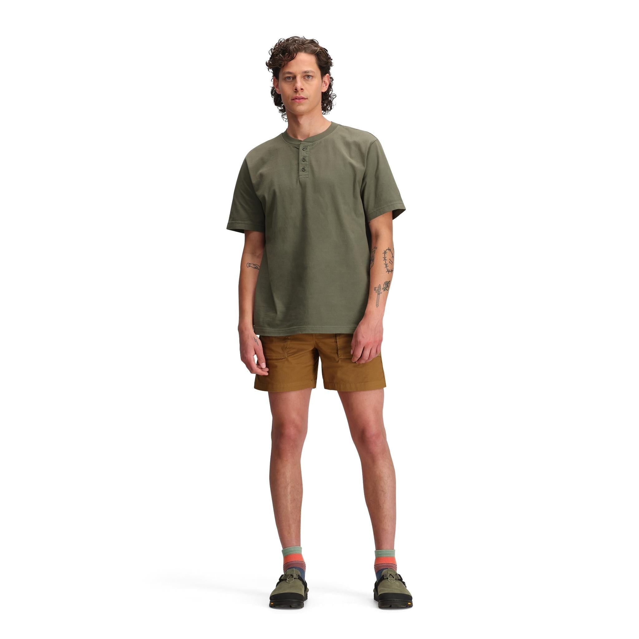 Vue générale de l'avant du modèle Topo Designs Dirt Desert Shorts - Hommes en "Dark Khaki"