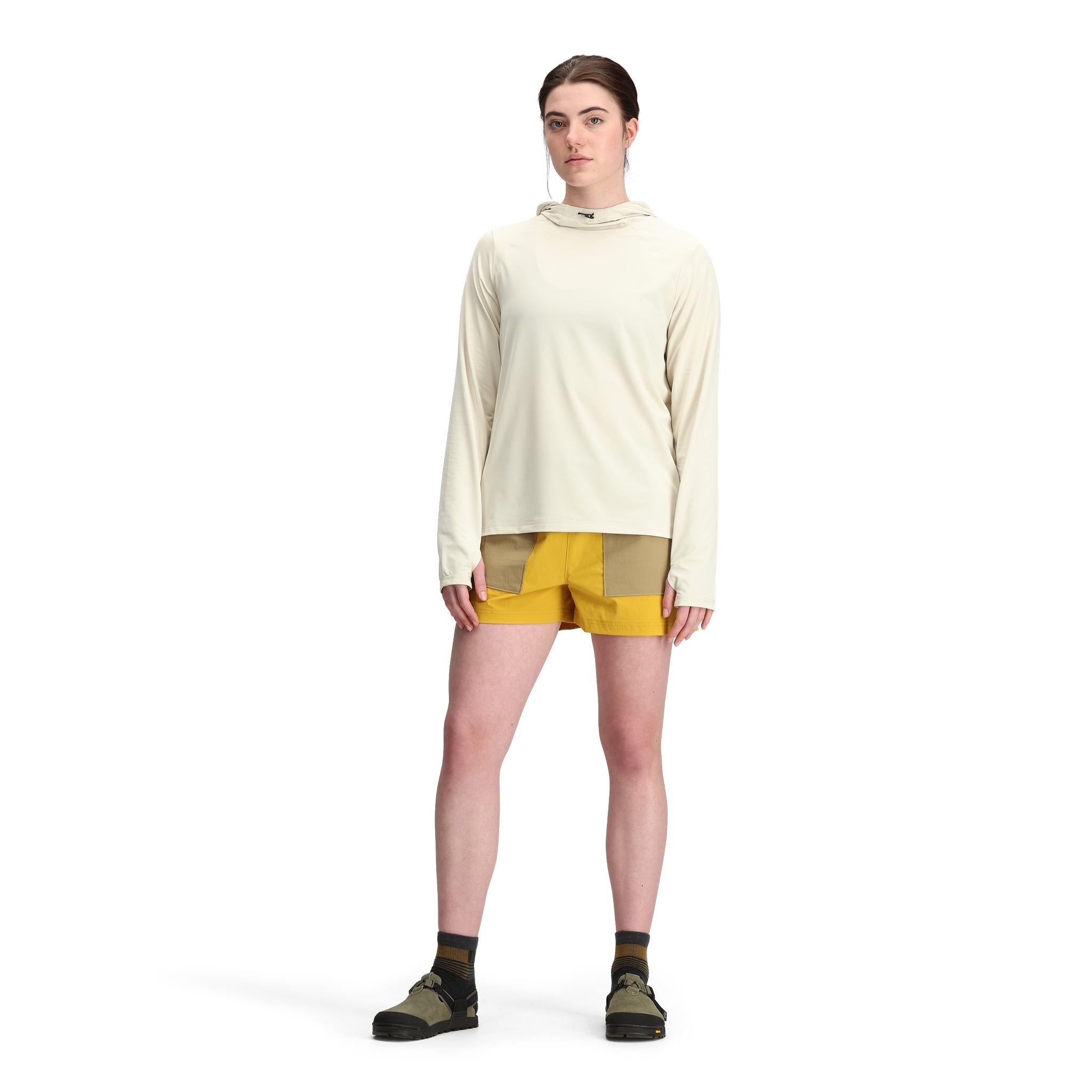 Vue générale du modèle de Topo Designs Sun Hoodie - Femmes en "Bone White".