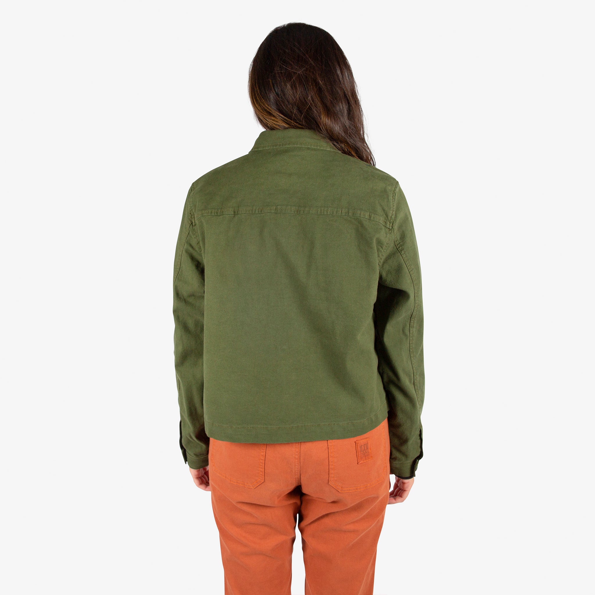 Modèle arrière de Topo Designs Femmes Dirt Veste en vert "Olive" et Dirt Pantalon en orange Brick.