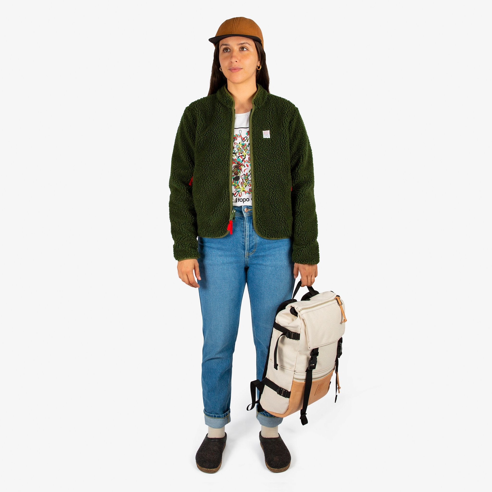 Modèle de face de la Veste Topo Designs Femmes sherpa en vert olive, montrant la face en polaire sherpa.