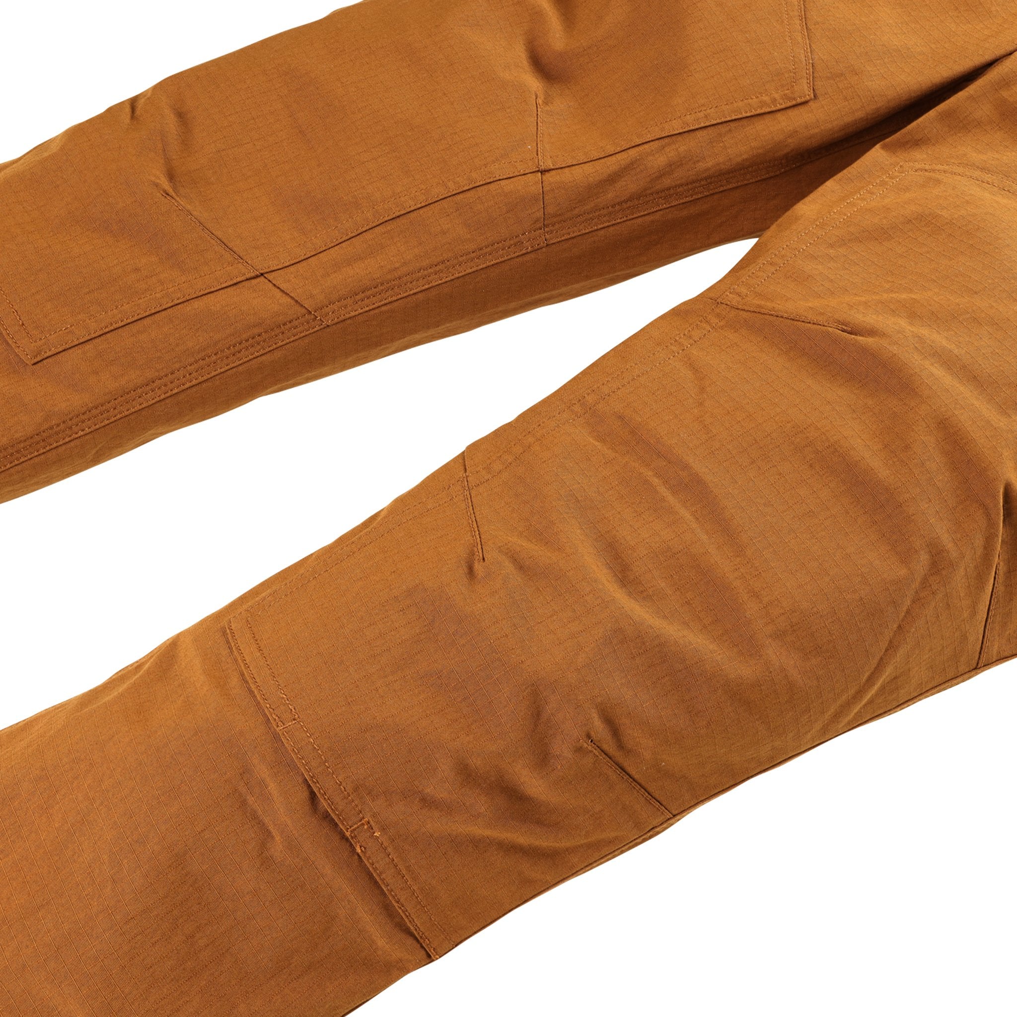 Vue générale des genoux renforcés sur le Pantalon randonnée Topo Designs Hommes Mountain lightweight Ripstop en Earth brown.