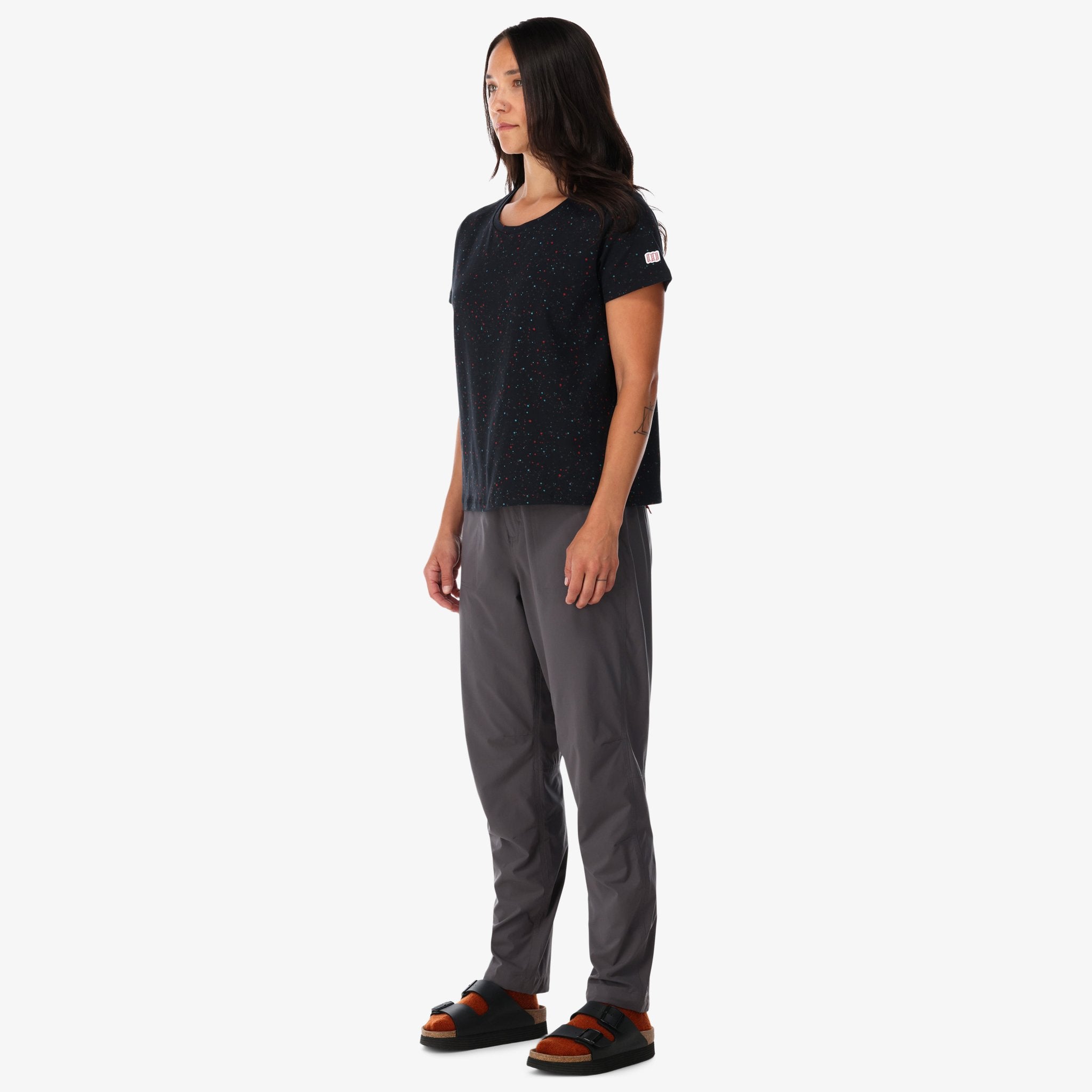 Vue latérale générale du Topo Designs Femmes organic cotton Cosmos Chemise en noir sur le modèle.