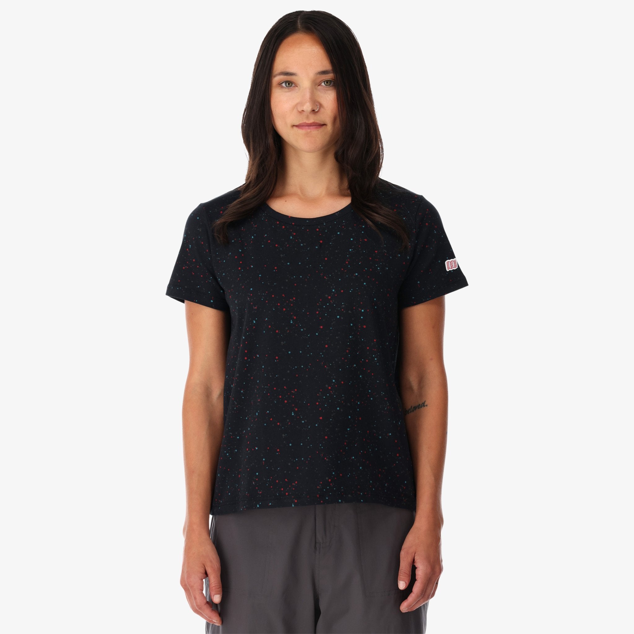 Vue générale de face du Topo Designs Femmes organic cotton Cosmos Chemise en noir sur le mannequin.