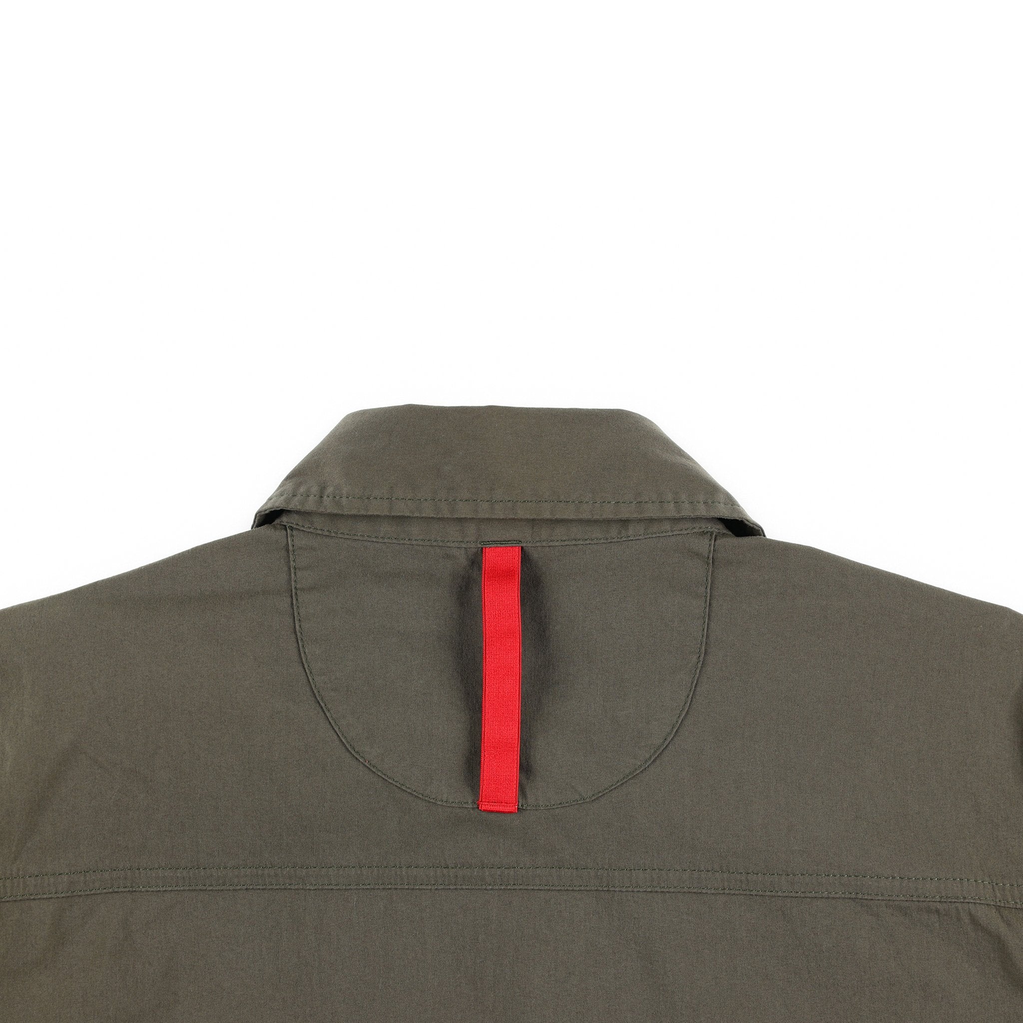 Vue générale de la Chemise voyage Topo Designs Femmes Global Manches Longues en vert olive avec la bande d'emballage PackFast.