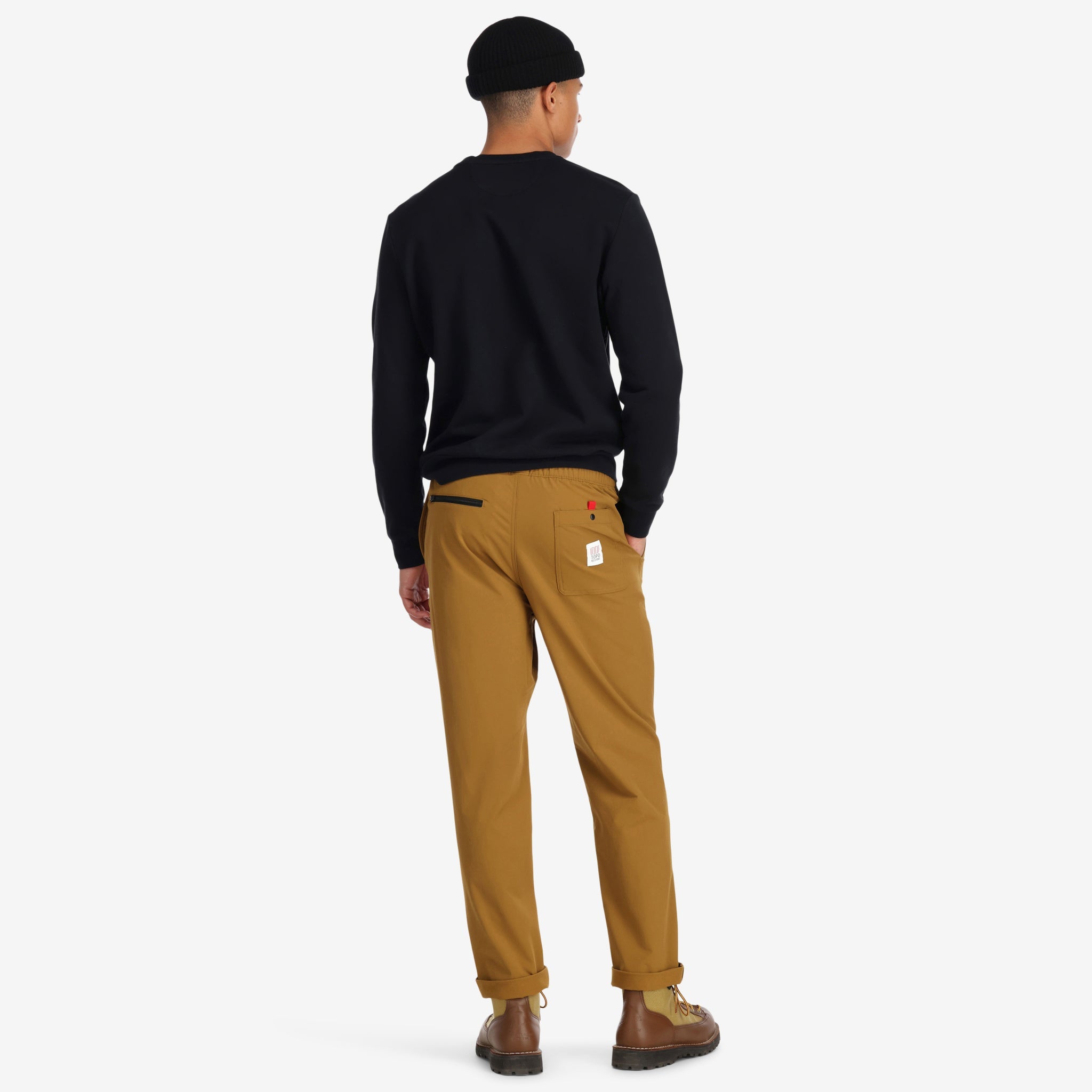 Modèle de dos du Pantalon escalade et de randonnée Topo Designs Hommes Boulder lightweight climbing & hiking Pantalon en "dark khaki" brown. Afficher sur "Pond Blue" "Black" & "Charcoal"