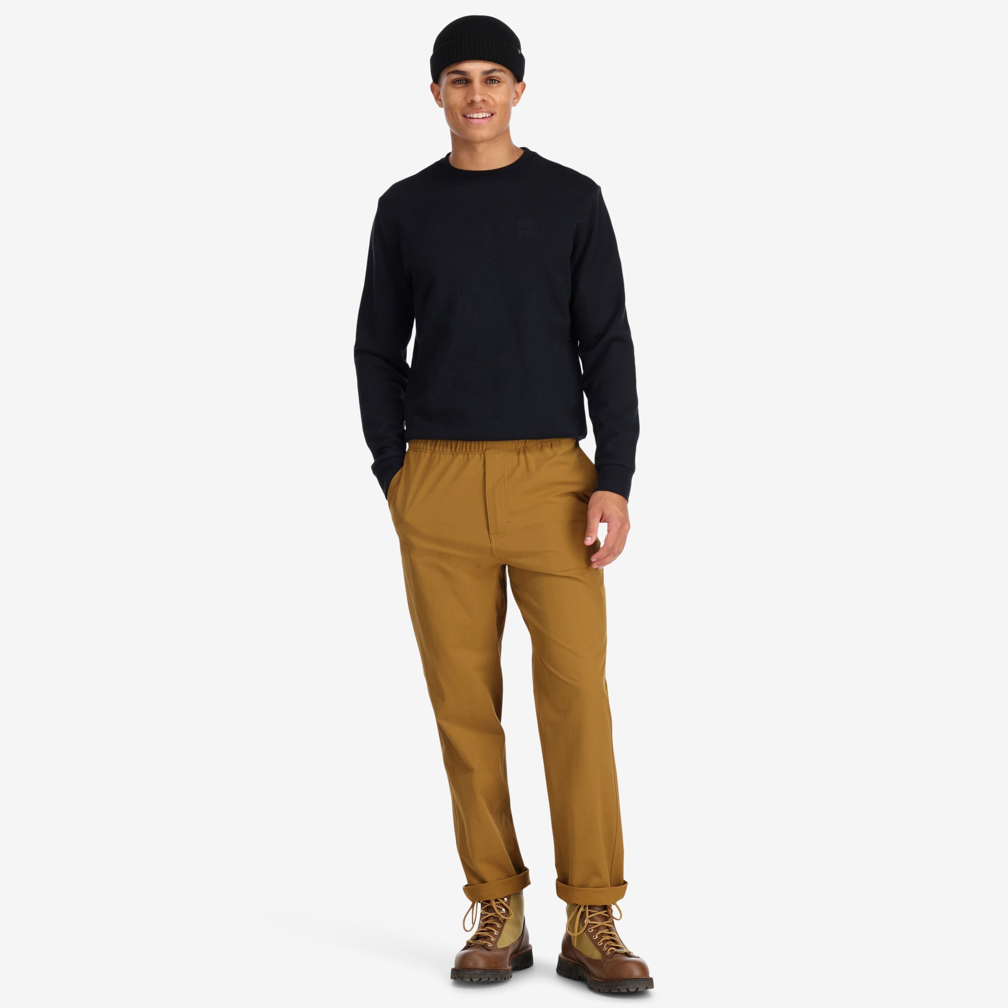 Modèle de face du Pantalon escalade et de randonnée Topo Designs Hommes Boulder lightweight climbing & hiking Pantalon en "dark khaki" brown. Afficher sur "Pond Blue" "Black" & "Charcoal"