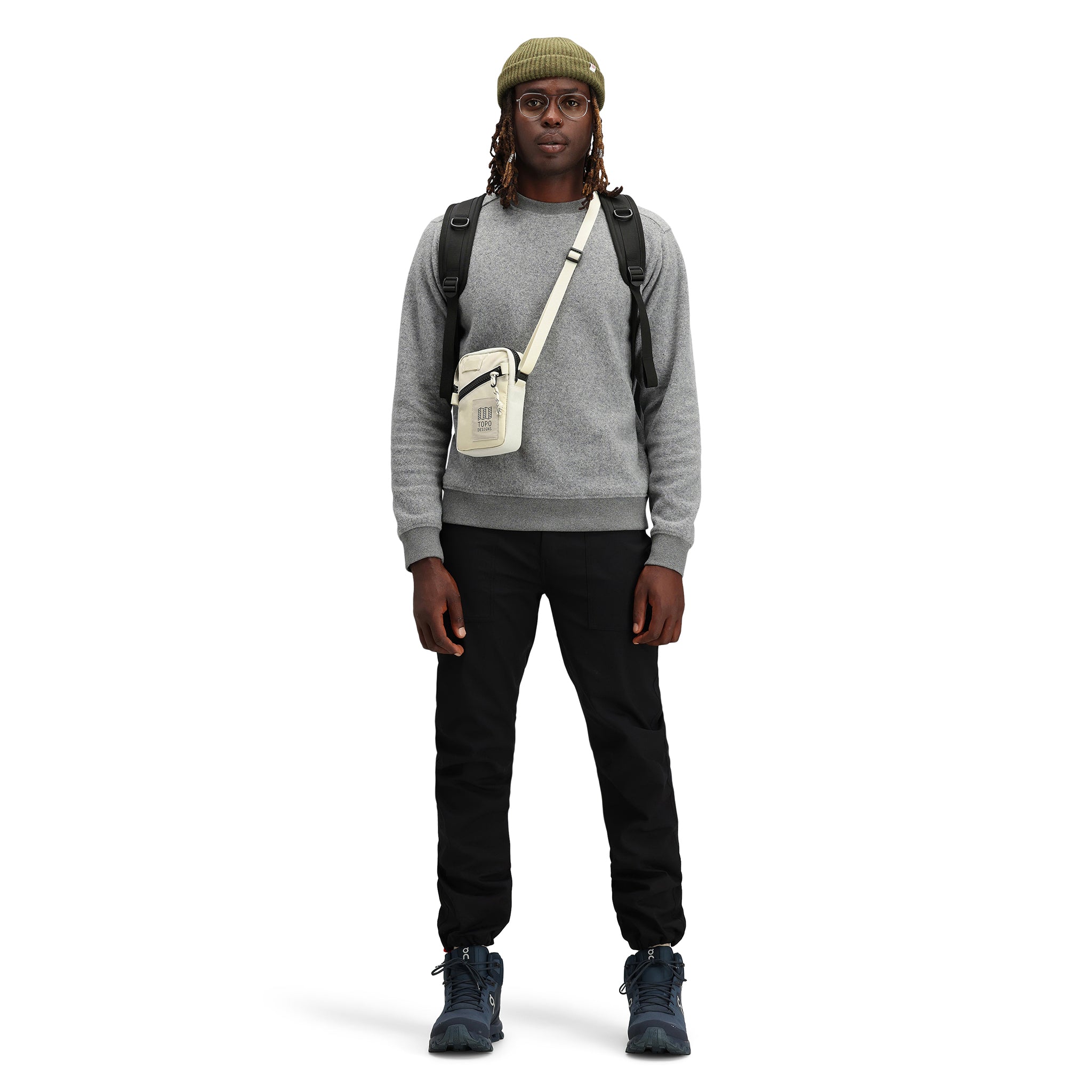 Modèle portant le pull Topo Designs Hommes Global en laine italienne recyclée et lavable, coloris "gris".