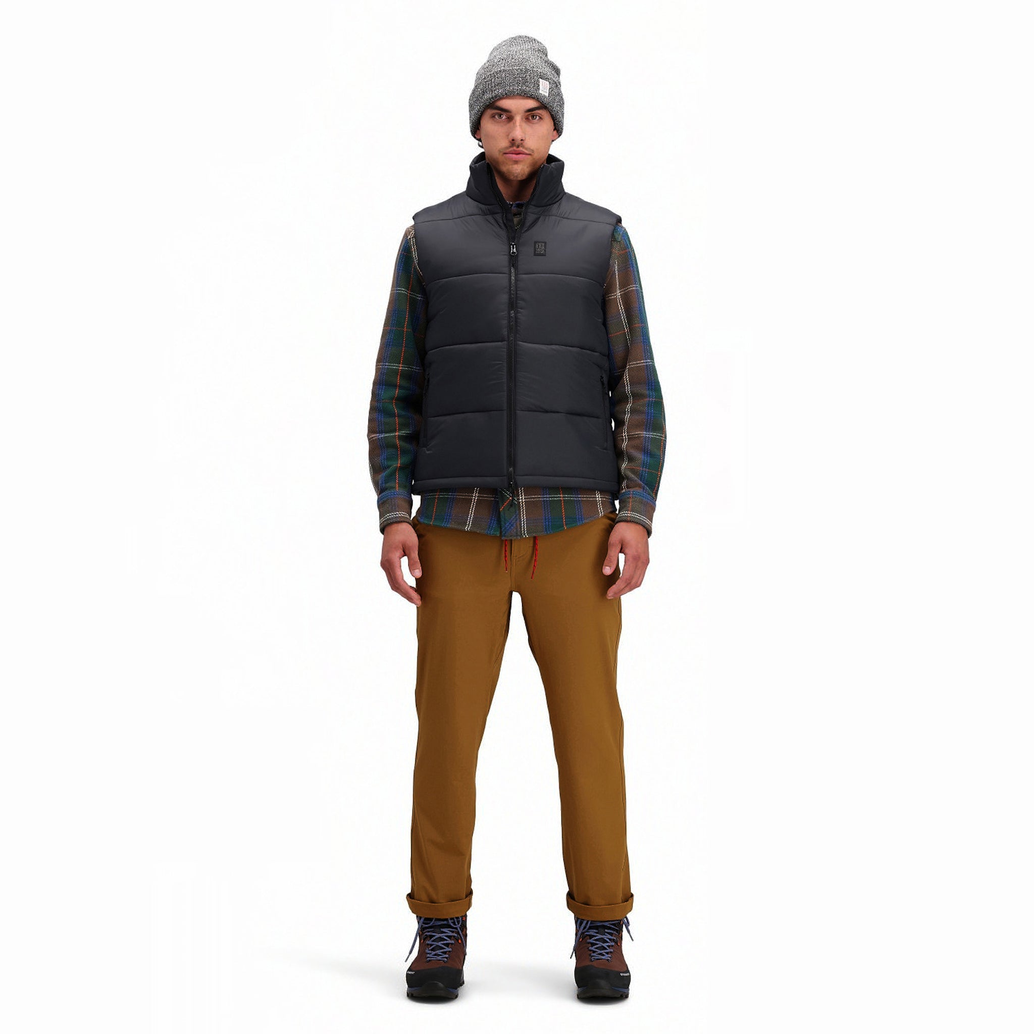 Vue de face du modèle de Topo Designs Hommes Mountain Puffer recycled insulated Vest en "Black"