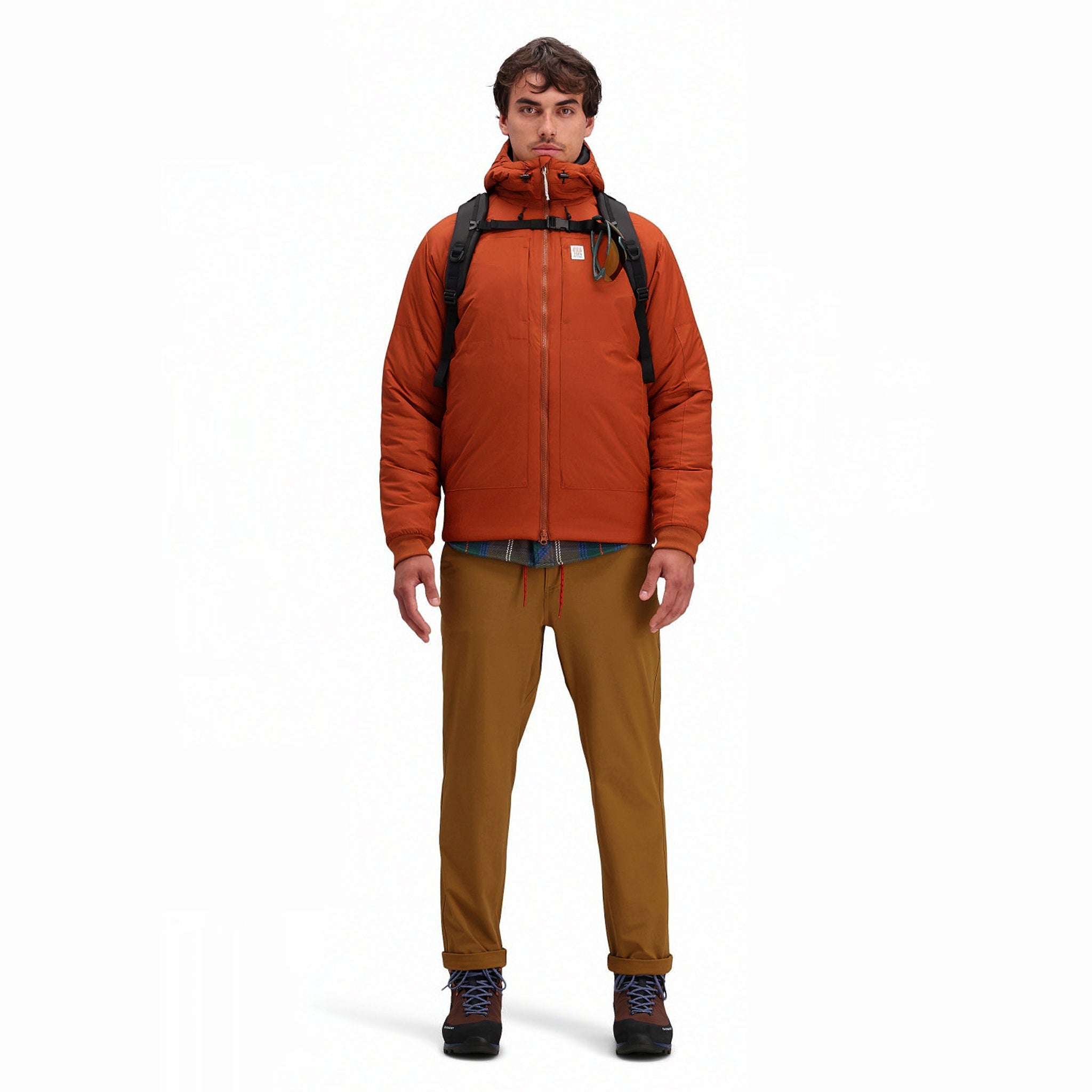 Modèle de face du Pantalon escalade et de randonnée Topo Designs Hommes Boulder lightweight climbing & hiking Pantalon en brun "dark khaki". 