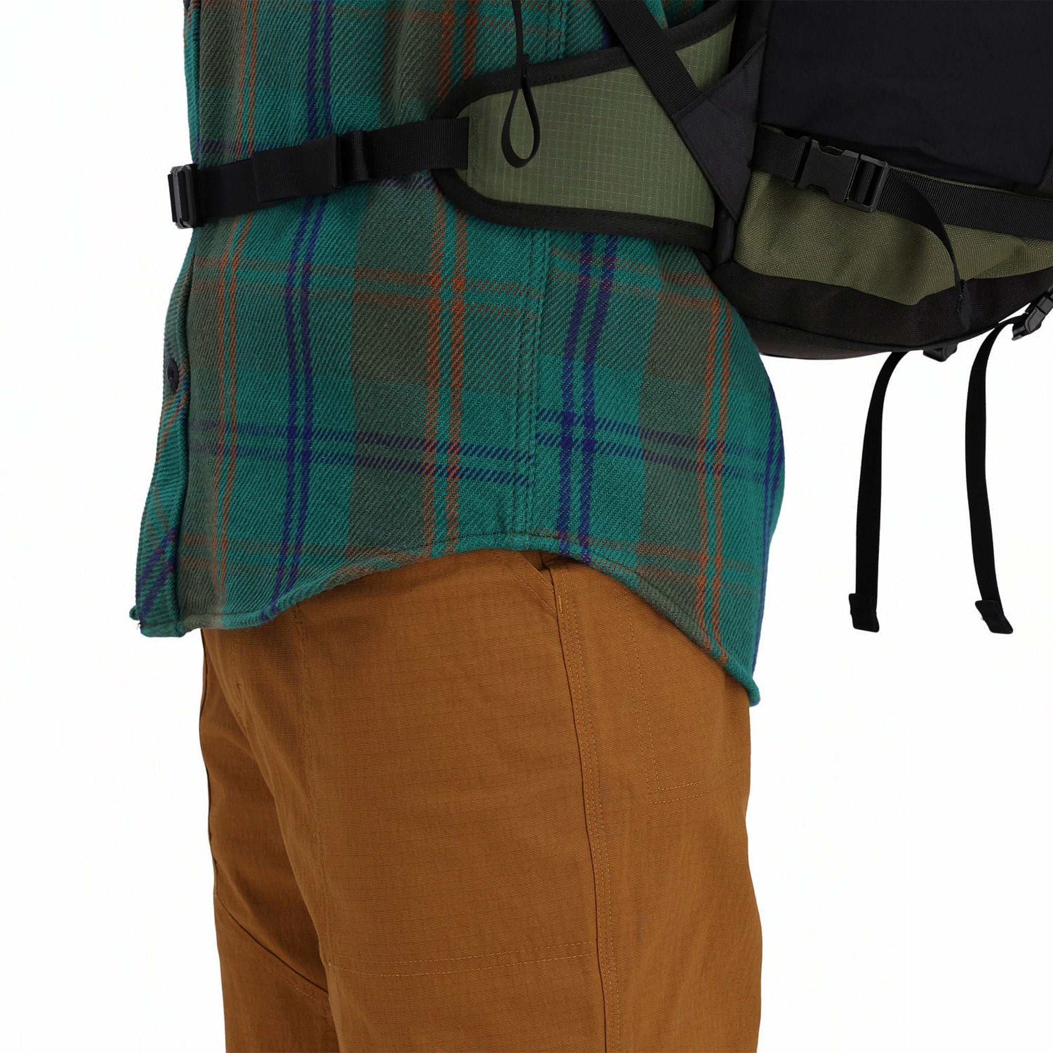 Détail de côté de la Chemise Topo Designs Hommes Mountain Chemise Heavyweight "Green / Earth Plaid", bouton bleu marron.