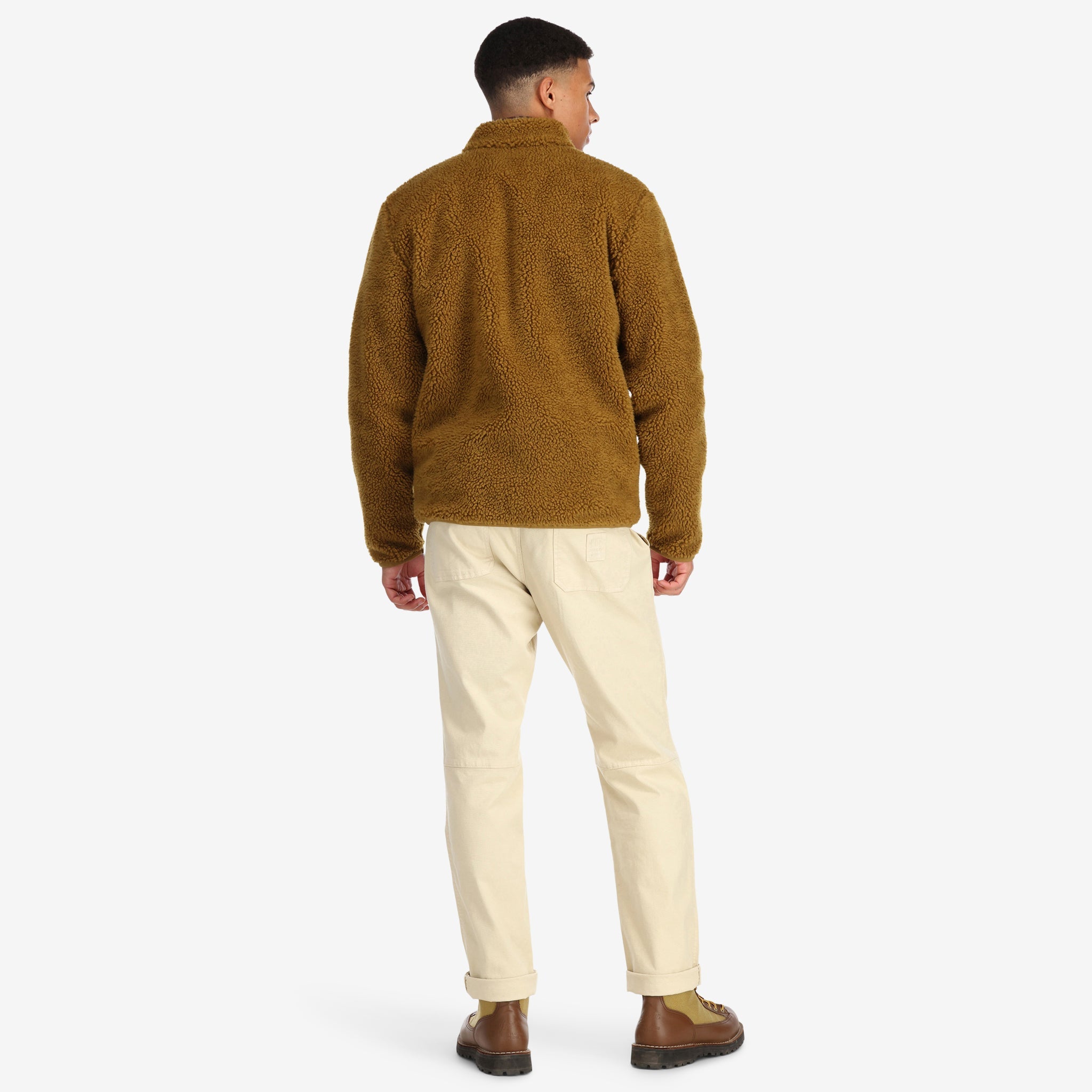 Vue générale du dos du modèle Topo Designs Hommes Sherpa Veste en brun "Dark Khaki" montrant le côté en polaire sherpa.