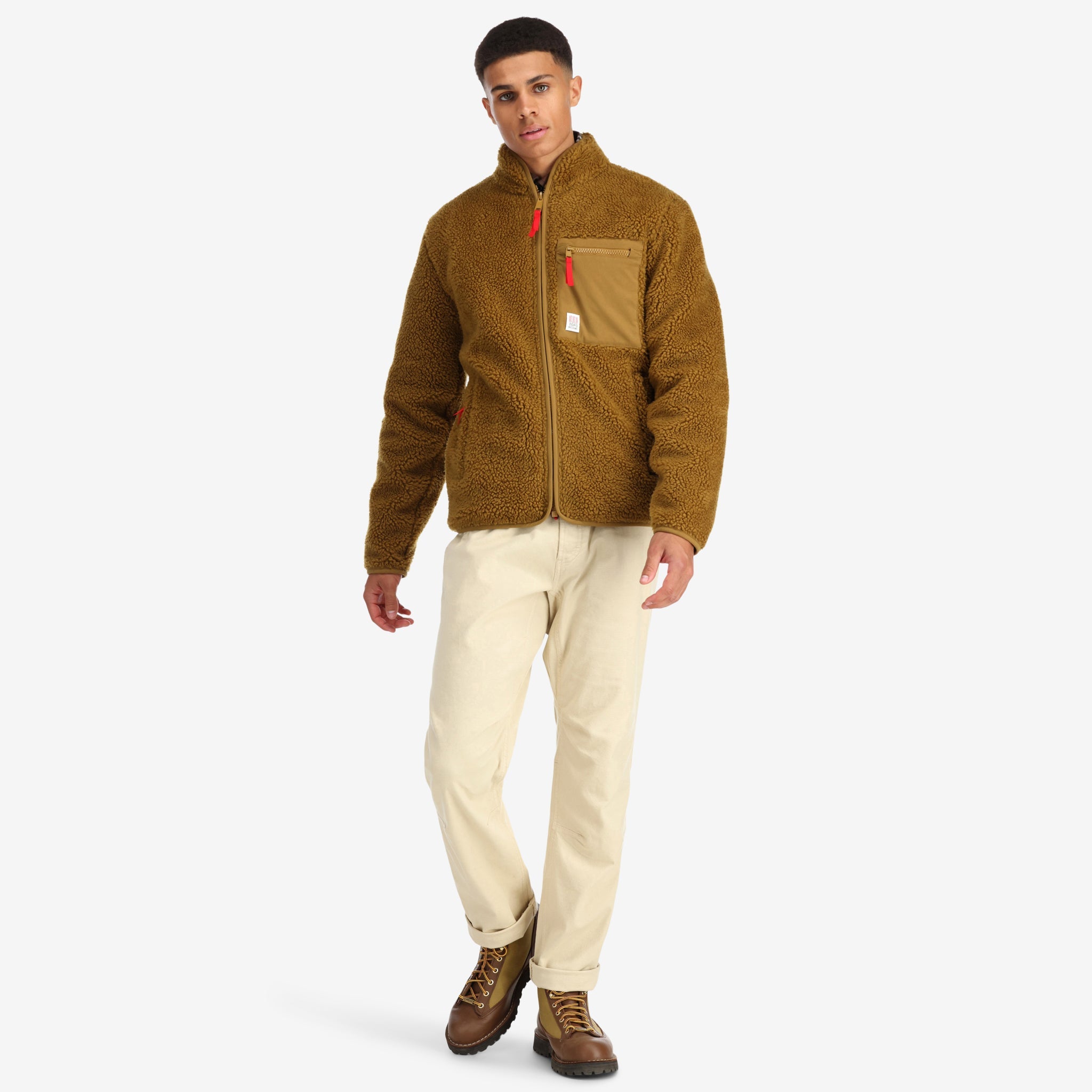 Vue générale du modèle de Topo Designs Hommes Sherpa Veste en brun "Dark Khaki" montrant le côté en polaire sherpa.