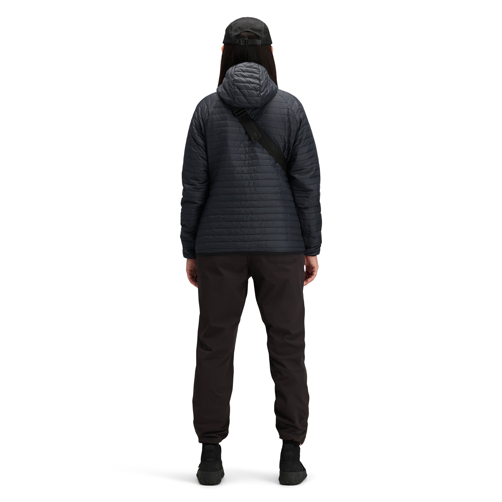 Modèle de dos de Topo Designs Femmes Global Puffer recycled insulated packable Hoodie Veste in "black"