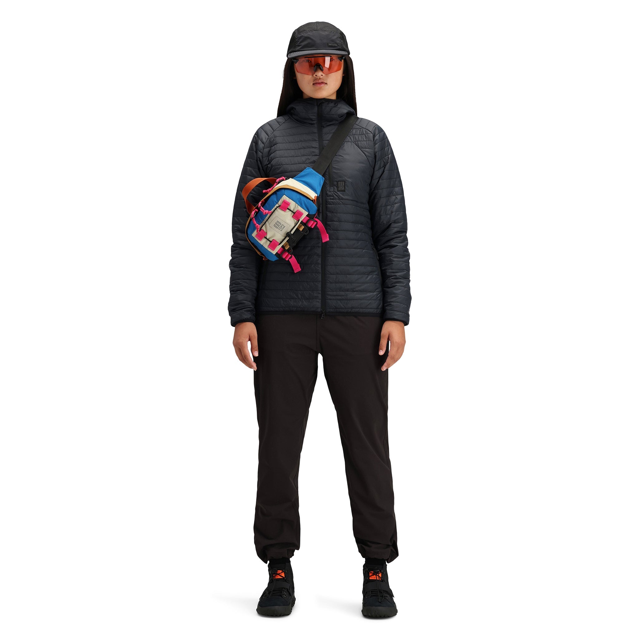 Vue de face du modèle Topo Designs Femmes Global Puffer recycled insulated packable Hoodie Veste in "black"