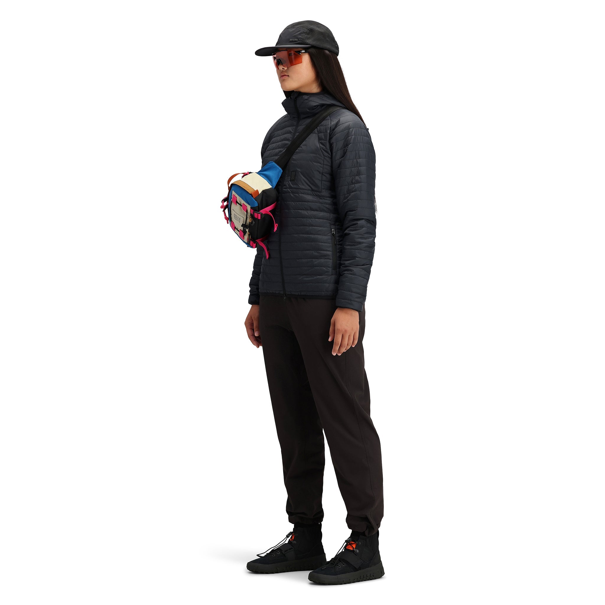 Modèle de côté du Topo Designs Femmes Global Puffer recycled insulated packable Hoodie Veste in "black"