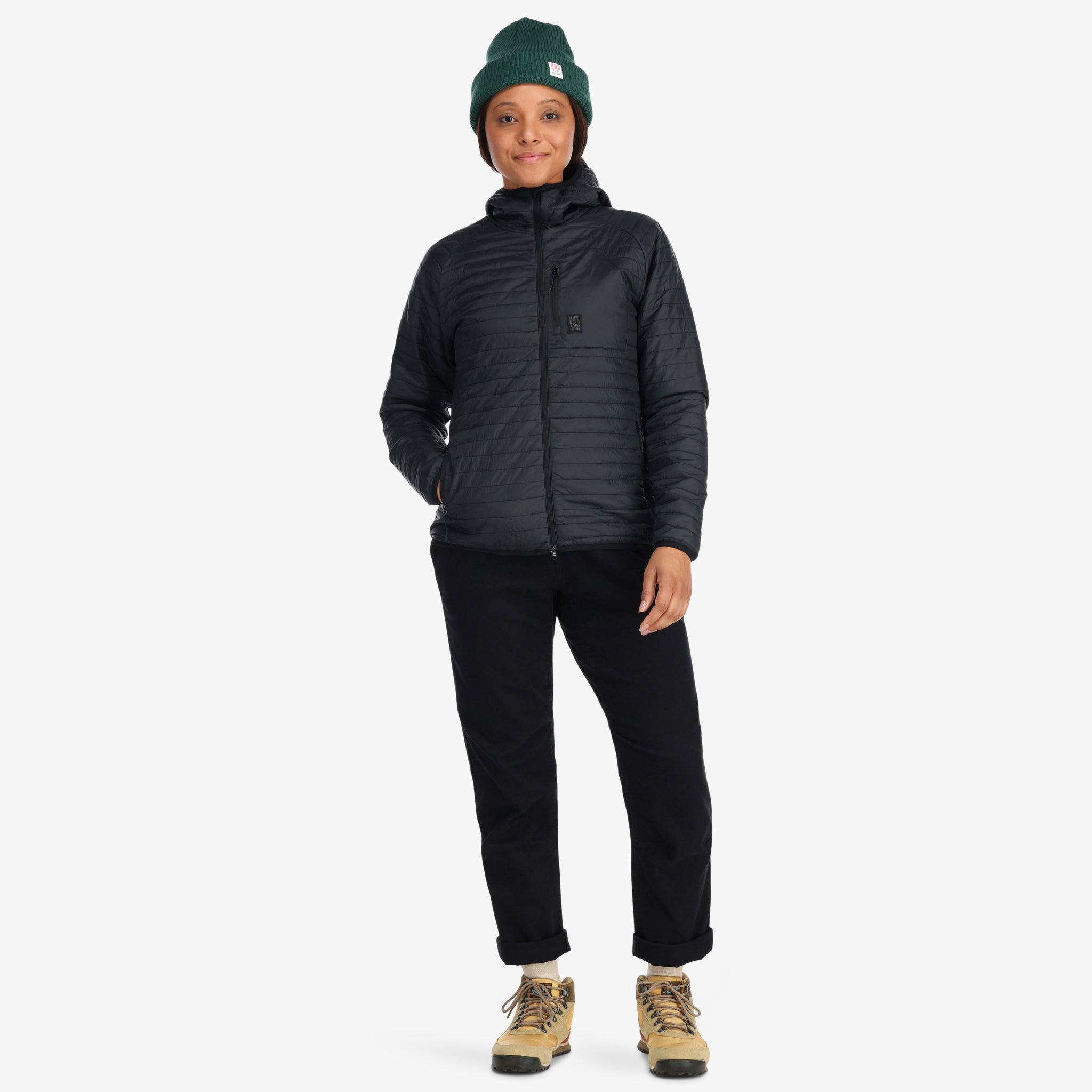 Vue de face du modèle Topo Designs Femmes Global Puffer recycled insulated packable Hoodie Veste in "black"