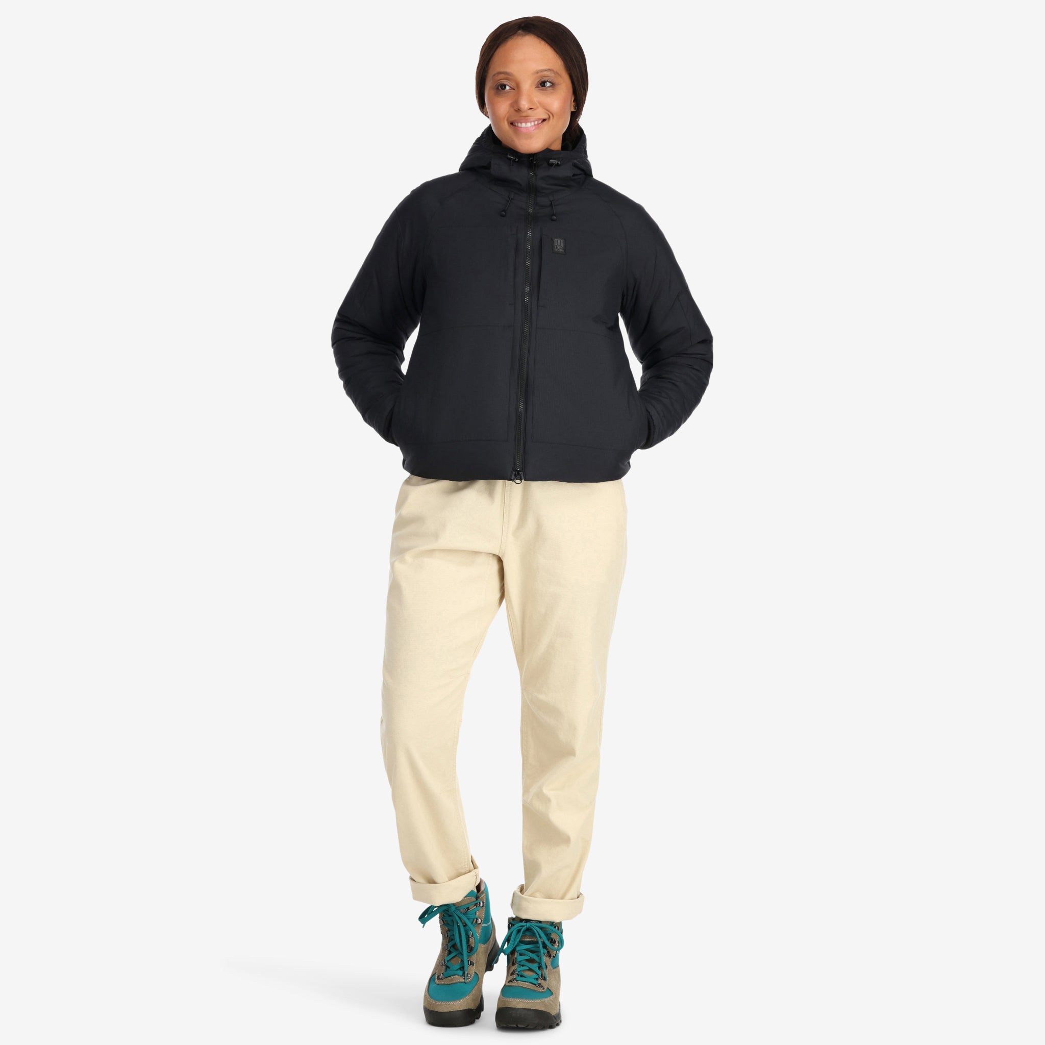 Vue de face du modèle Topo Designs Femmes Puffer Primaloft insulated Hoodie Veste en "black"