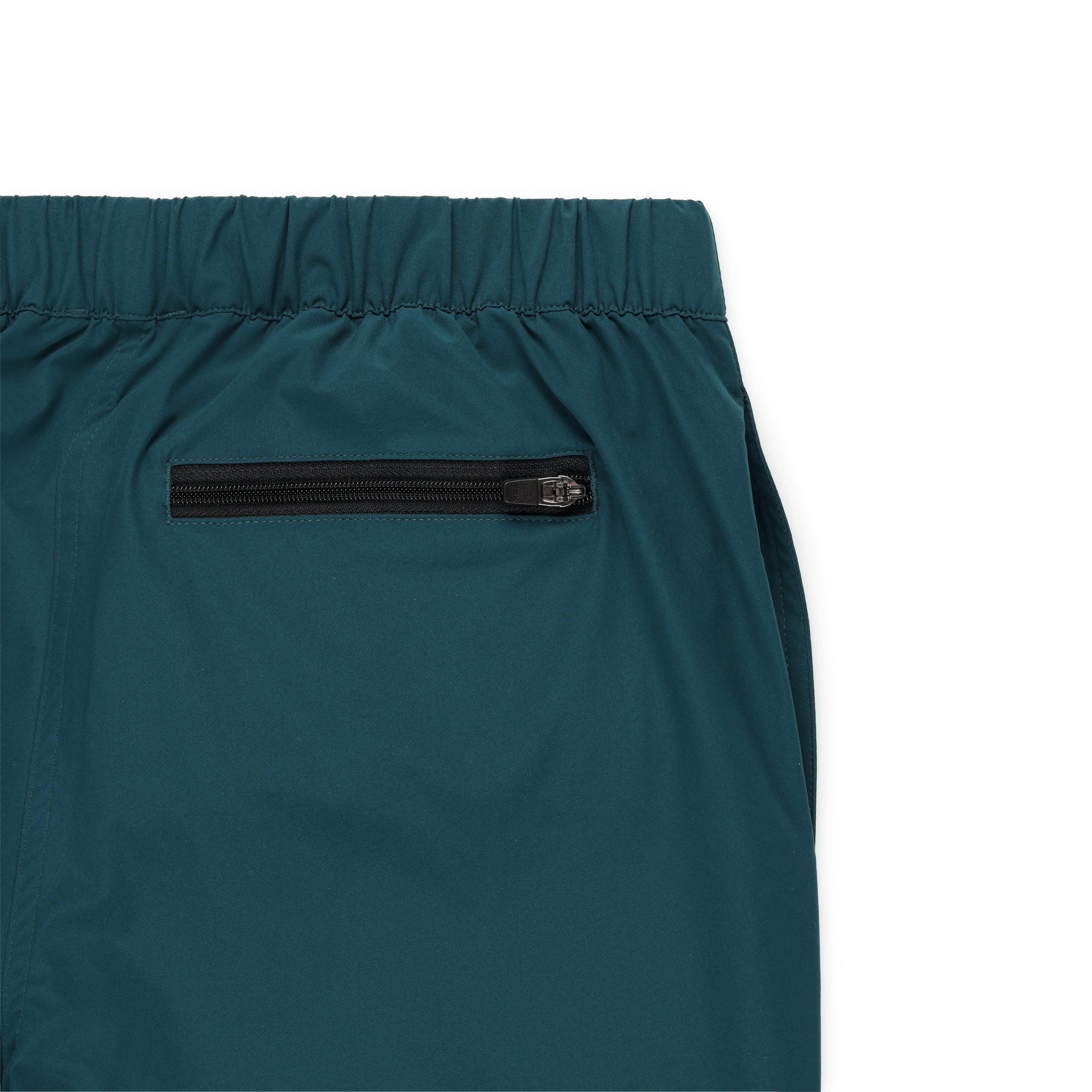 Vue générale de la poche arrière zippée du short de bain Topo Designs Hommes River Shorts Lightweight quick dry swim trunks in pond blue.