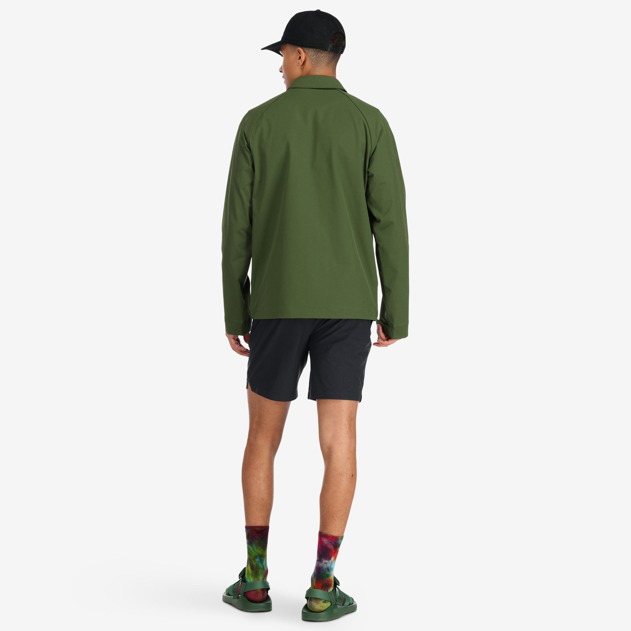 Vue générale de dos du mannequin portant le coupe-vent Topo Designs Hommes Tech Breaker Veste 4-way stretch en vert olive.