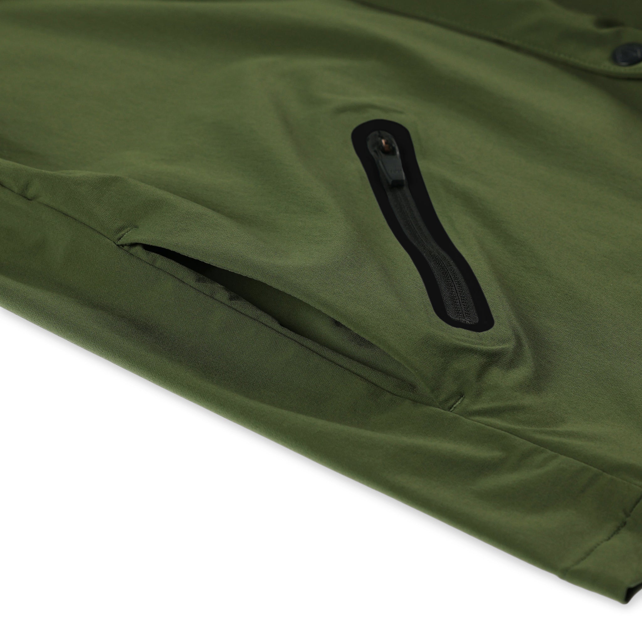 Vue générale de la poche frontale et de la poche zippée sur le coupe-vent Topo Designs Hommes Tech Breaker Veste 4-way stretch en vert olive.