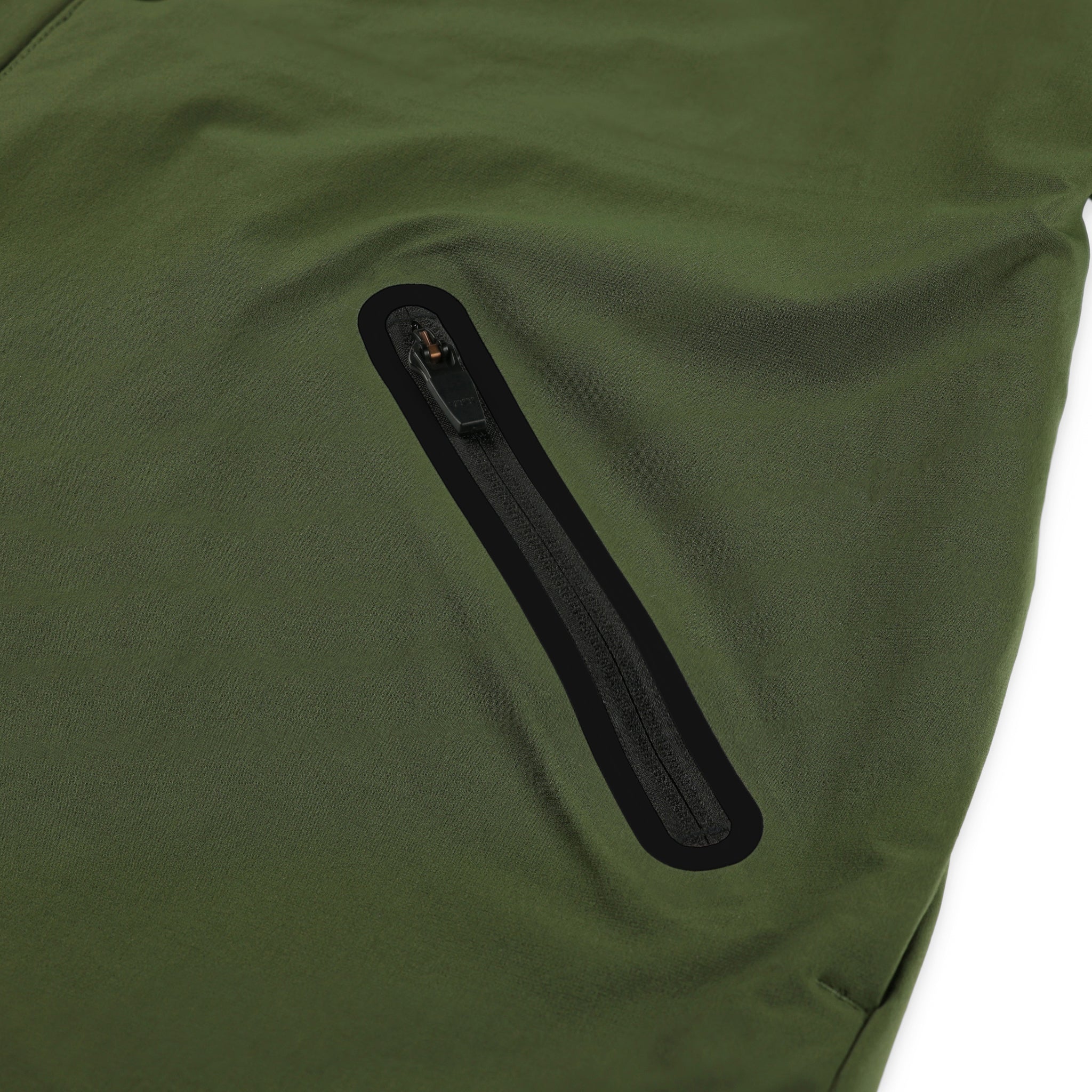 Vue générale de la poche avant zippée du coupe-vent Topo Designs Hommes Tech Breaker Veste 4-way stretch en vert olive.