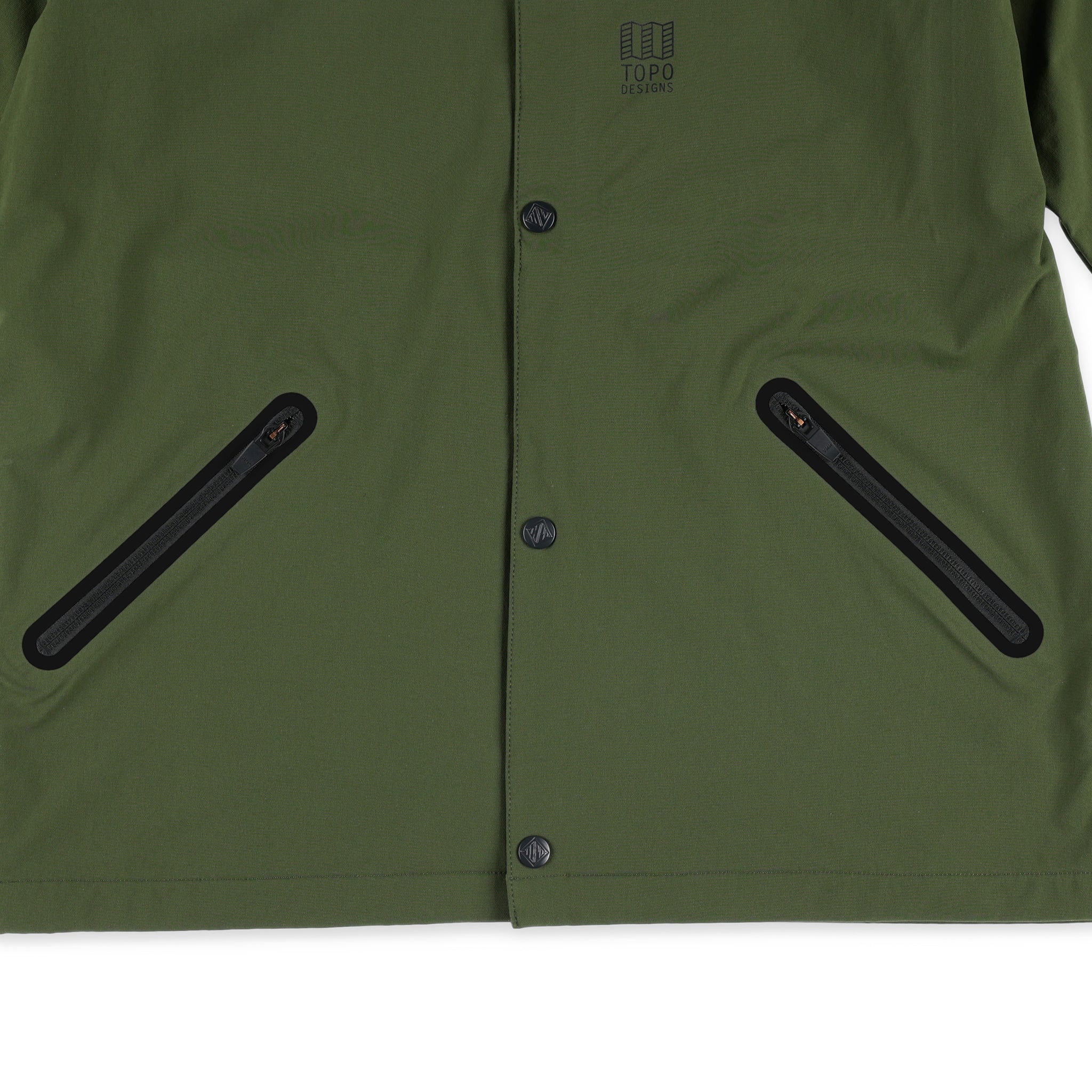 Vue générale des poches avant zippées sur le coupe-vent Topo Designs Hommes Tech Breaker Veste 4-way stretch en vert olive.