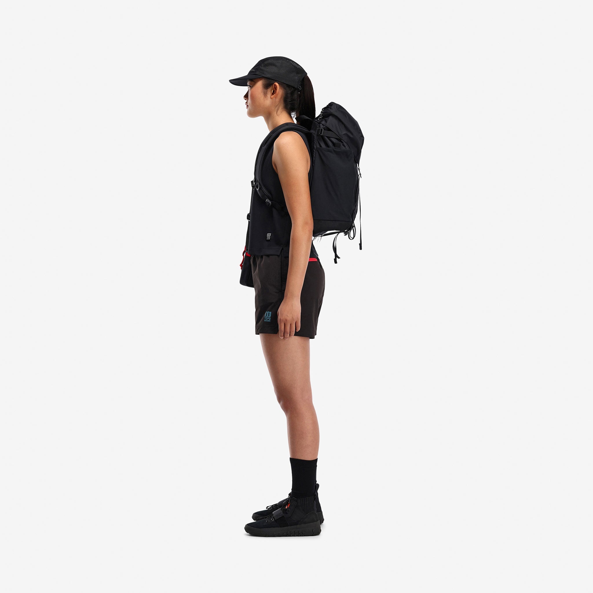 Modèle de côté du short de voyage Topo Designs Femmes Global lightweight quick dry en "Black".