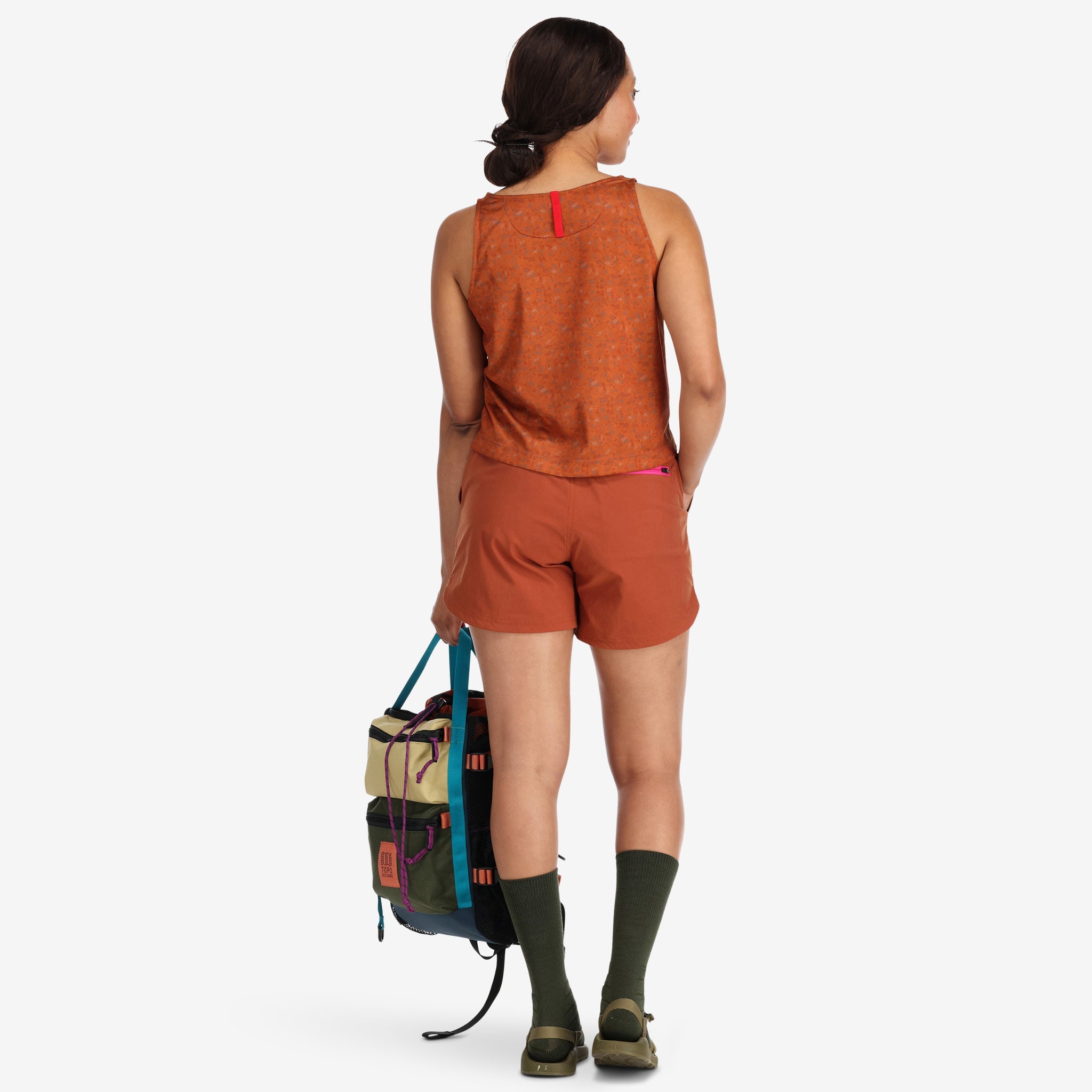 Vue générale du dos du Topo Designs Femmes 30+ UPF moisture wicking River Débardeur en imprimé terrazzo orange sur le modèle.