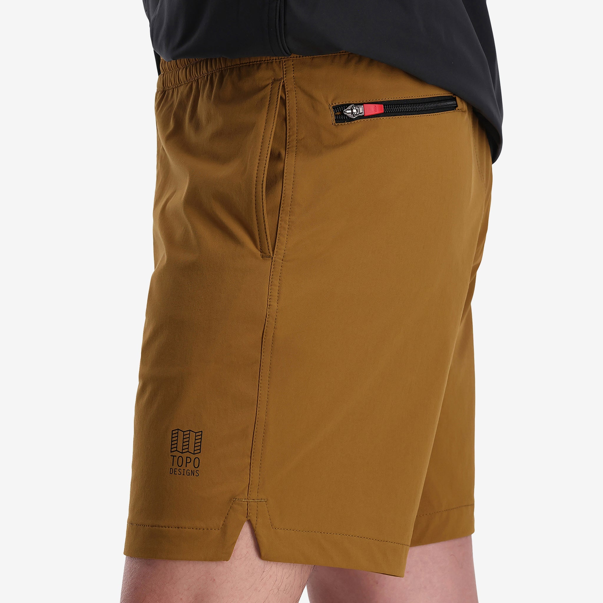 Généralités sur la photo de modèle de la poche latérale du short de voyage Topo Designs Hommes Global lightweight quick dry.