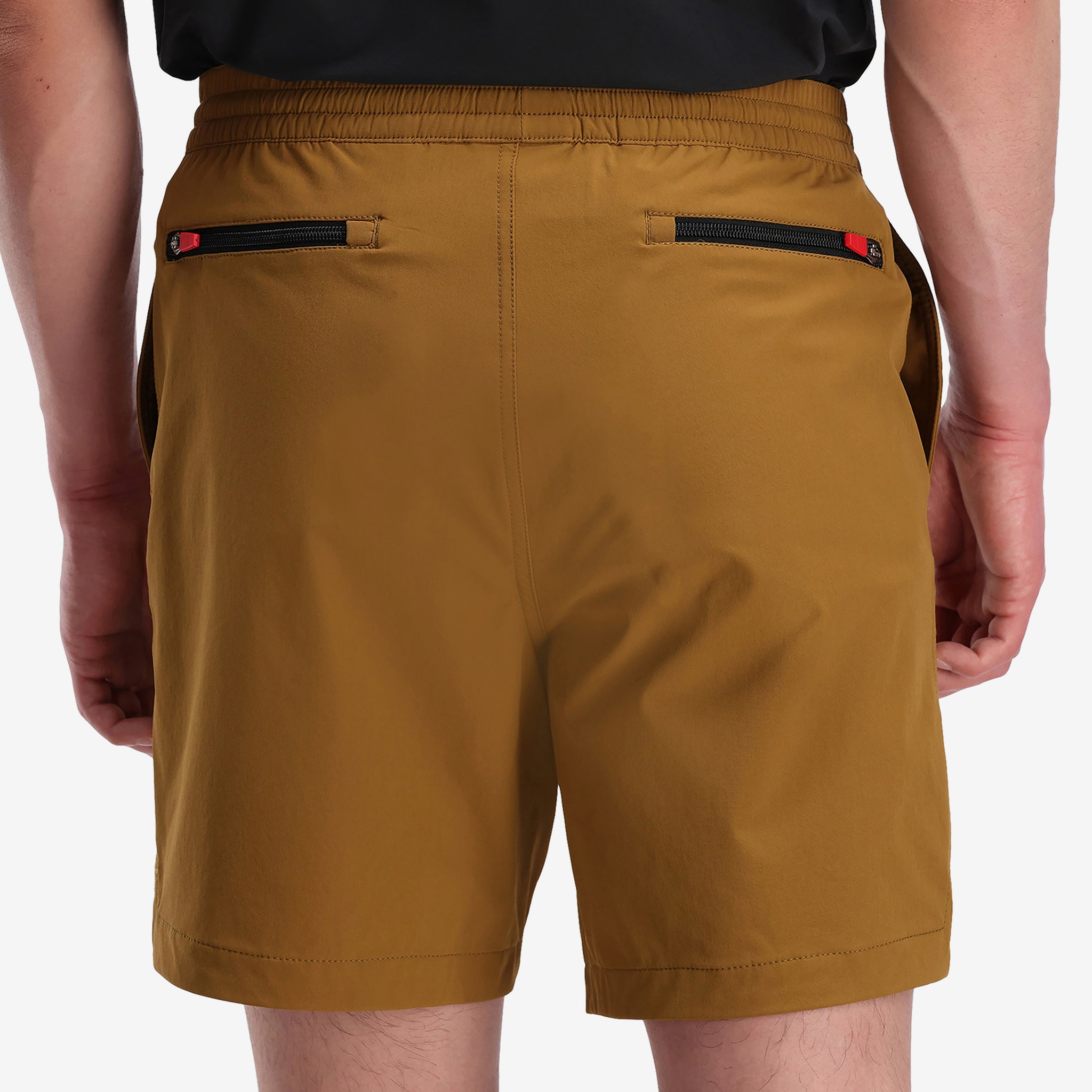 Généralités sur la photo de modèle des poches arrière zippées du short de voyage Topo Designs Hommes Global lightweight quick dry.